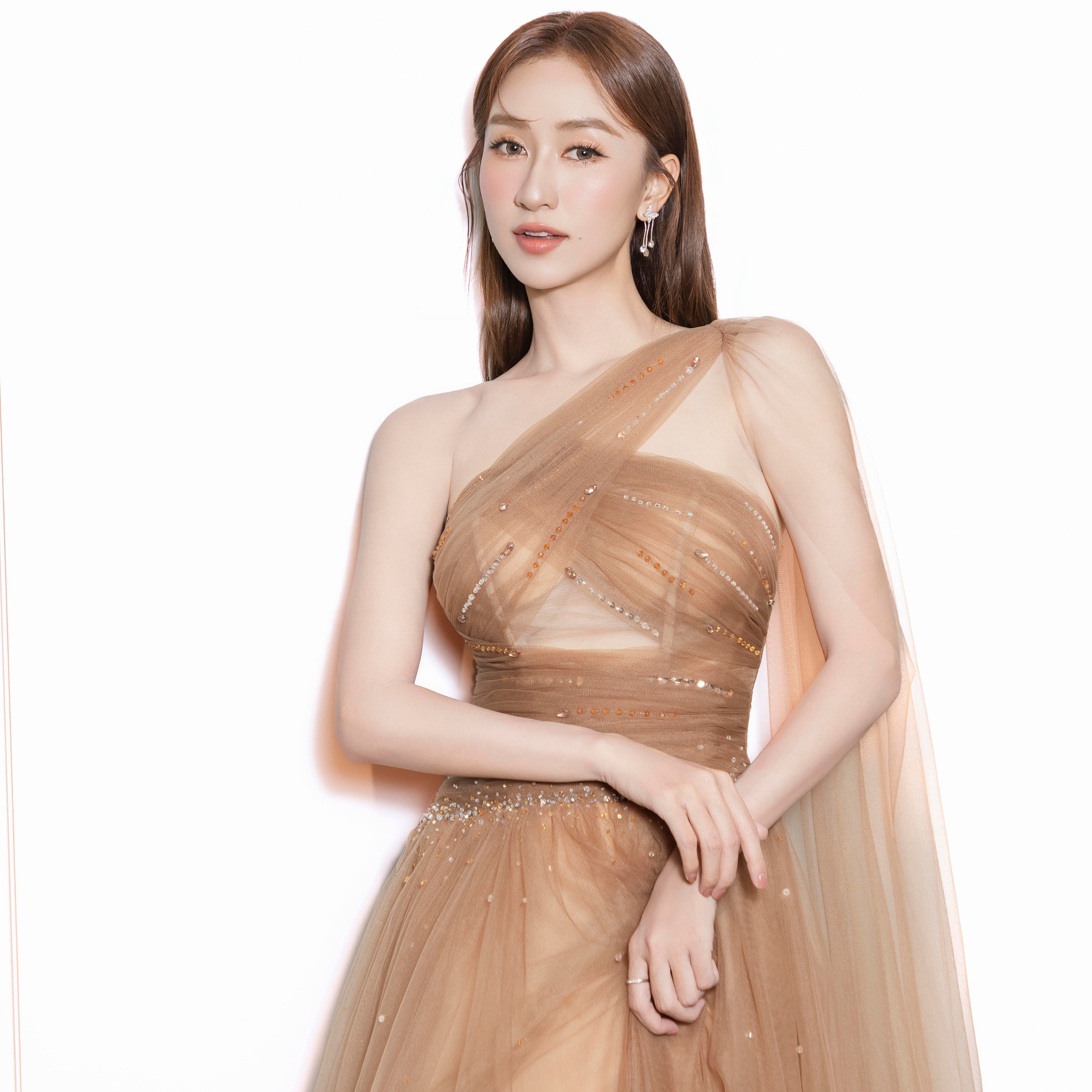 Showbiz 7.5: Mỹ Tâm bên người đặc biệt; Vợ cầu thủ Đoàn Văn Hậu gặp rắc rối- Ảnh 3. Showbiz 7.5: Mỹ Tâm bên người đặc biệt; Vợ cầu thủ Đoàn Văn Hậu gặp rắc rối- Ảnh 3.