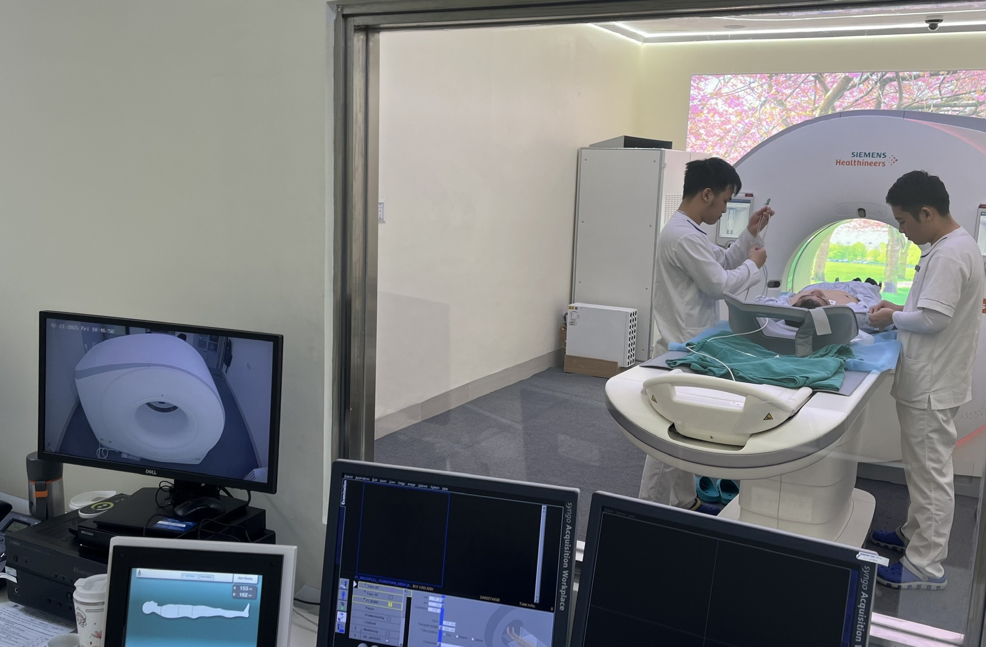 Đề xuất giải pháp để người bệnh thêm cơ hội tiếp cận kỹ thuật cao- Ảnh 1. Đề xuất giải pháp để người bệnh thêm cơ hội tiếp cận kỹ thuật cao- Ảnh 1.