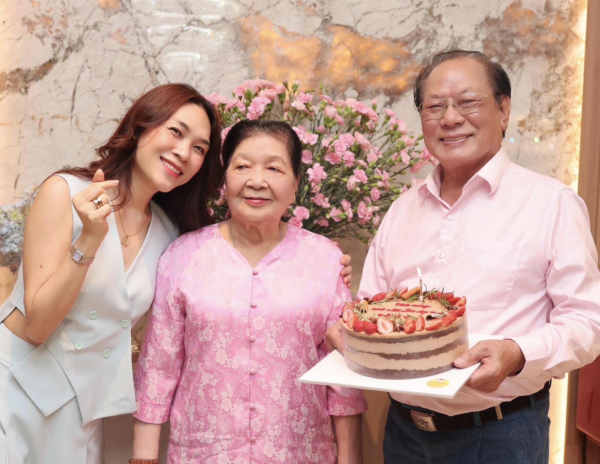 Showbiz 7.5: Mỹ Tâm bên người đặc biệt; Vợ cầu thủ Đoàn Văn Hậu gặp rắc rối- Ảnh 2. Showbiz 7.5: Mỹ Tâm bên người đặc biệt; Vợ cầu thủ Đoàn Văn Hậu gặp rắc rối- Ảnh 2.