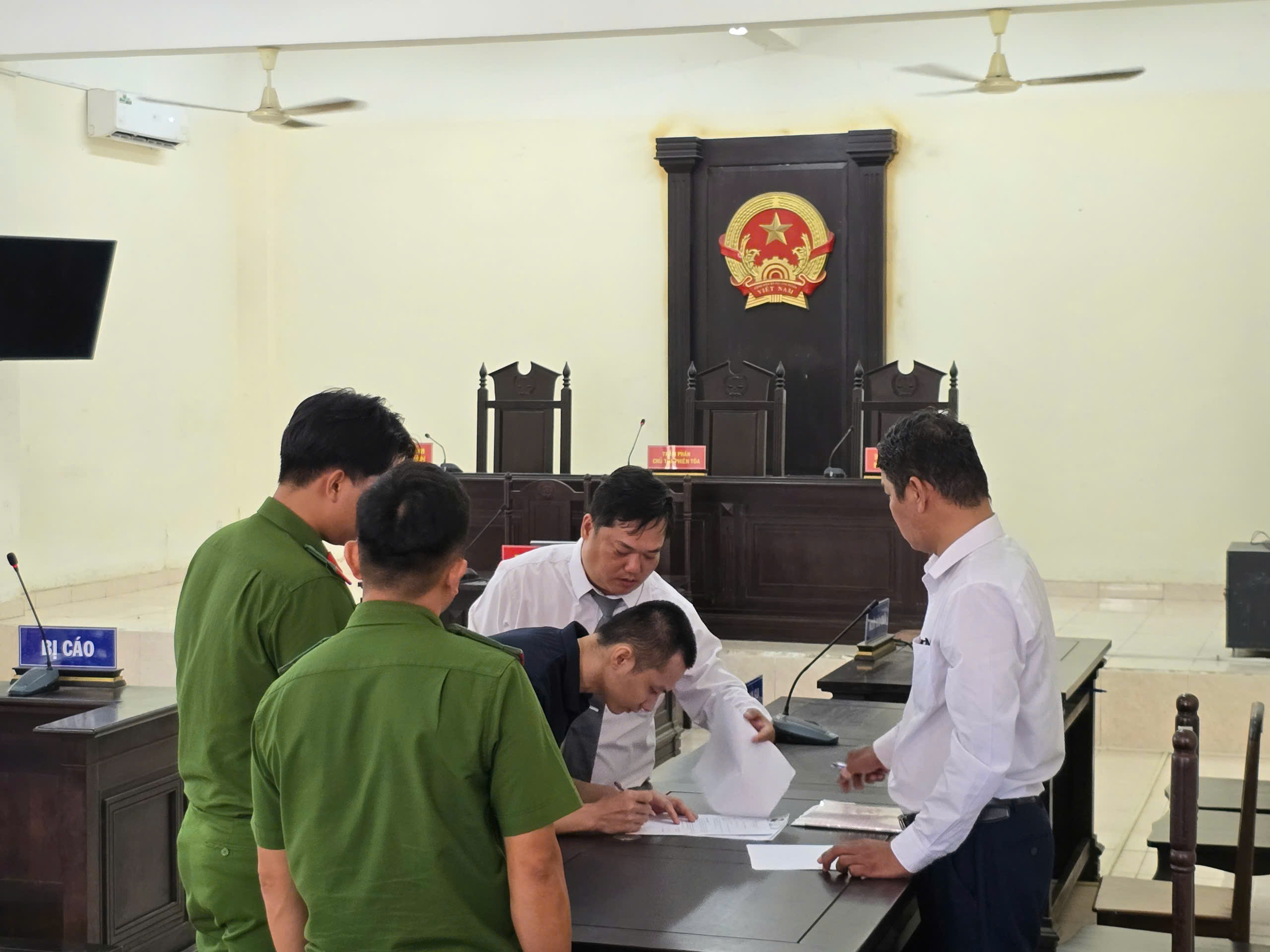 Vì sao hoãn xử Lừa đảo liên quan Tịnh thất Bồng Lai ?- Ảnh 2. Vì sao hoãn xử Lừa đảo liên quan Tịnh thất Bồng Lai ?- Ảnh 2.
