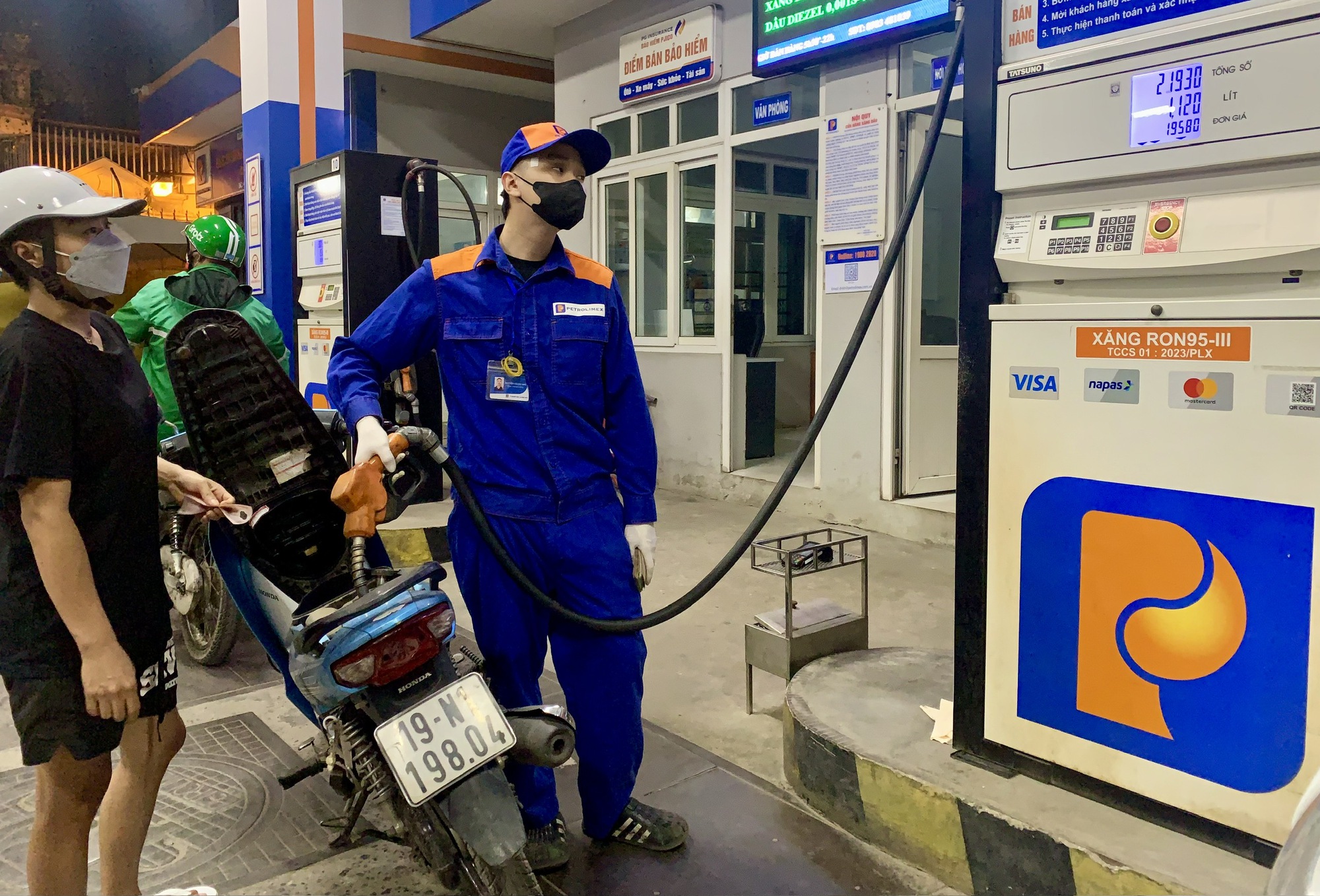 Giá xăng dầu đồng loạt giảm mạnh- Ảnh 1. Giá xăng dầu đồng loạt giảm mạnh- Ảnh 1.