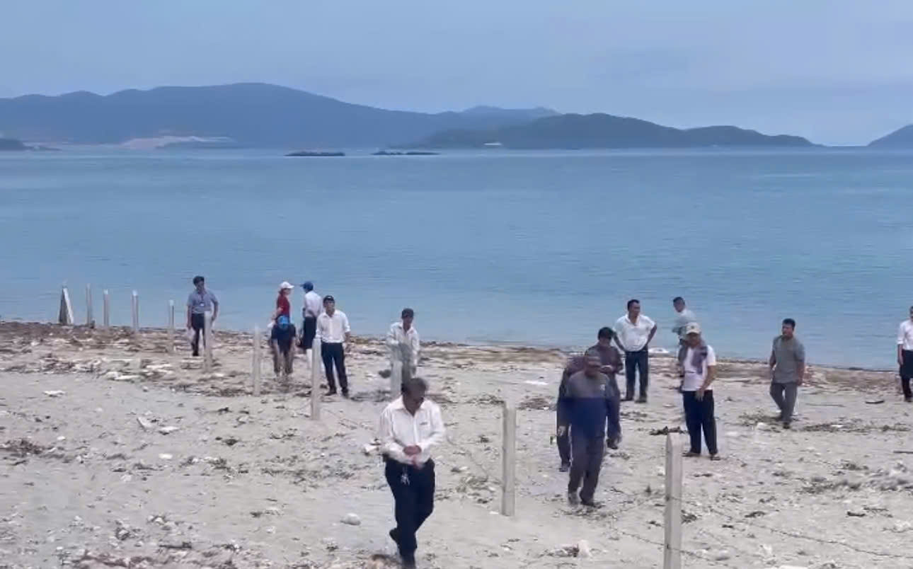 Nha Trang tháo dỡ hàng rào thép gai sau phản ánh từ cộng đồng - Ảnh 3. Nha Trang tháo dỡ hàng rào thép gai sau phản ánh từ cộng đồng - Ảnh 3.