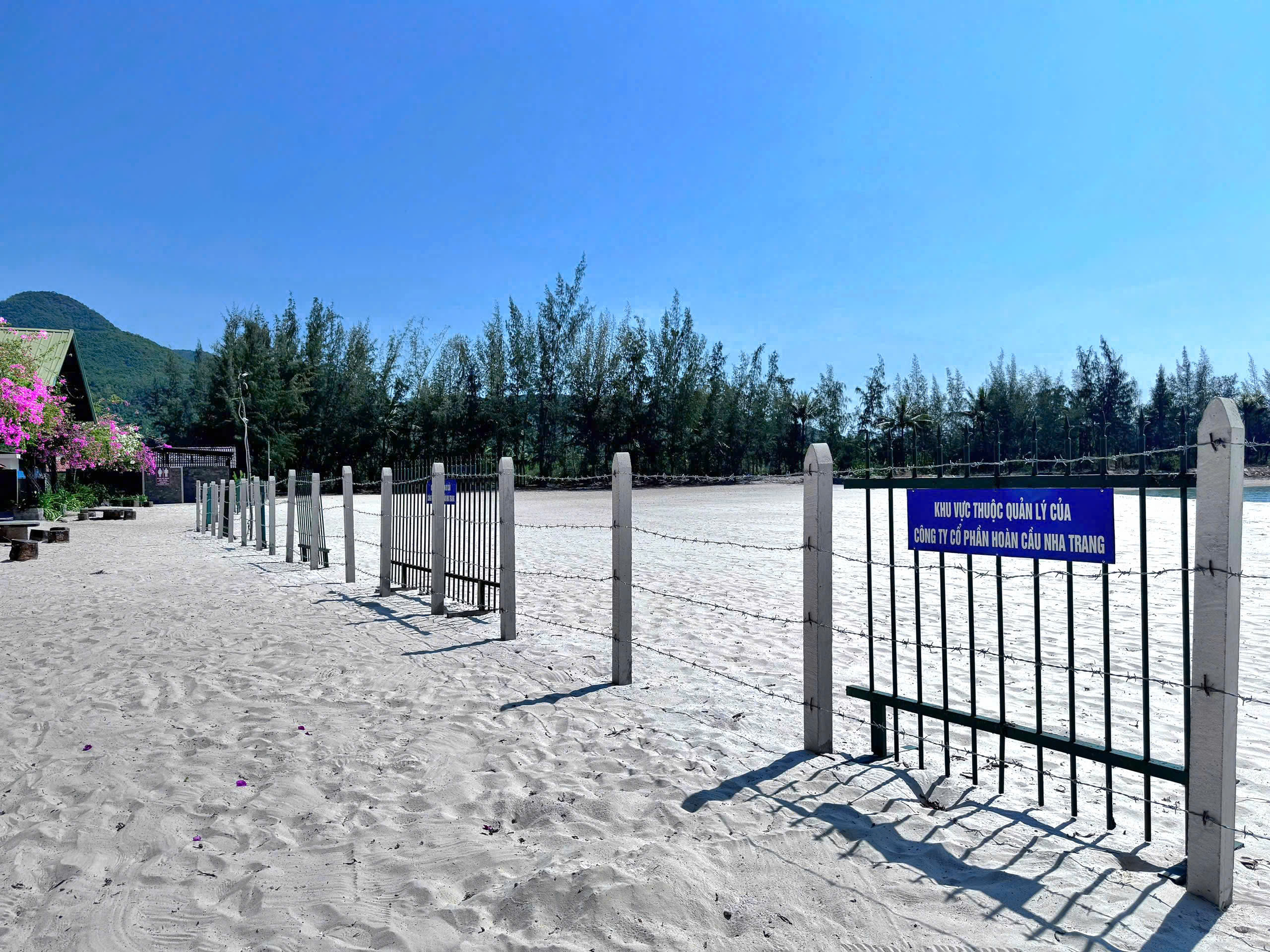 Nha Trang tháo dỡ hàng rào thép gai sau phản ánh từ cộng đồng - Ảnh 4. Nha Trang tháo dỡ hàng rào thép gai sau phản ánh từ cộng đồng - Ảnh 4.