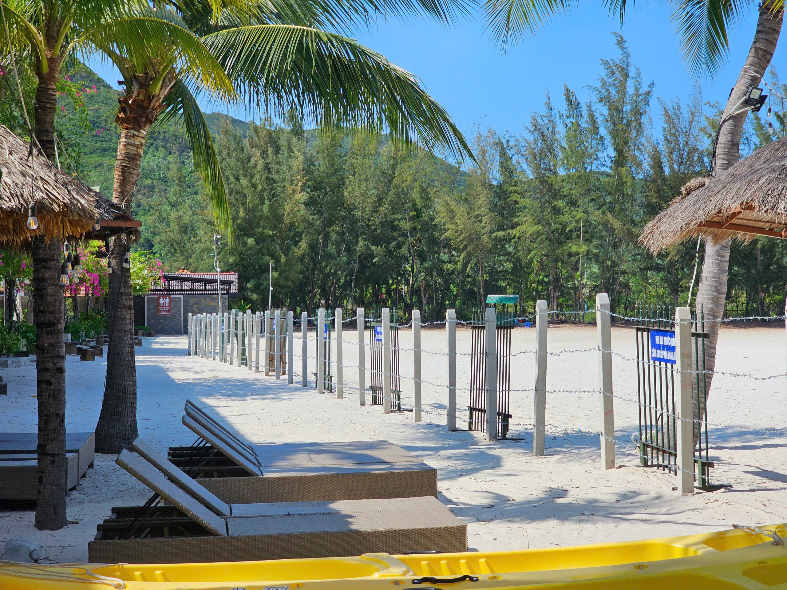 Nha Trang tháo dỡ hàng rào thép gai sau phản ánh từ cộng đồng - Ảnh 1. Nha Trang tháo dỡ hàng rào thép gai sau phản ánh từ cộng đồng - Ảnh 1.