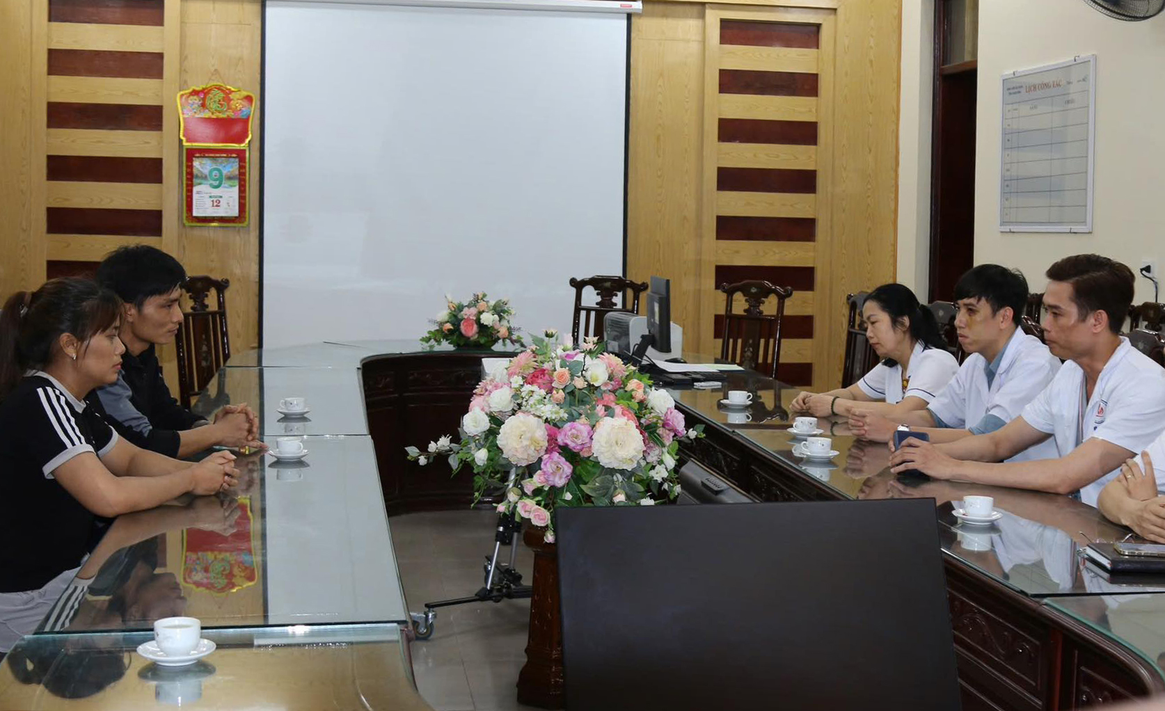 Khởi tố người tấn công nam điều dưỡng Bệnh viện đa khoa Nam Định- Ảnh 1. Khởi tố người tấn công nam điều dưỡng Bệnh viện đa khoa Nam Định- Ảnh 1.