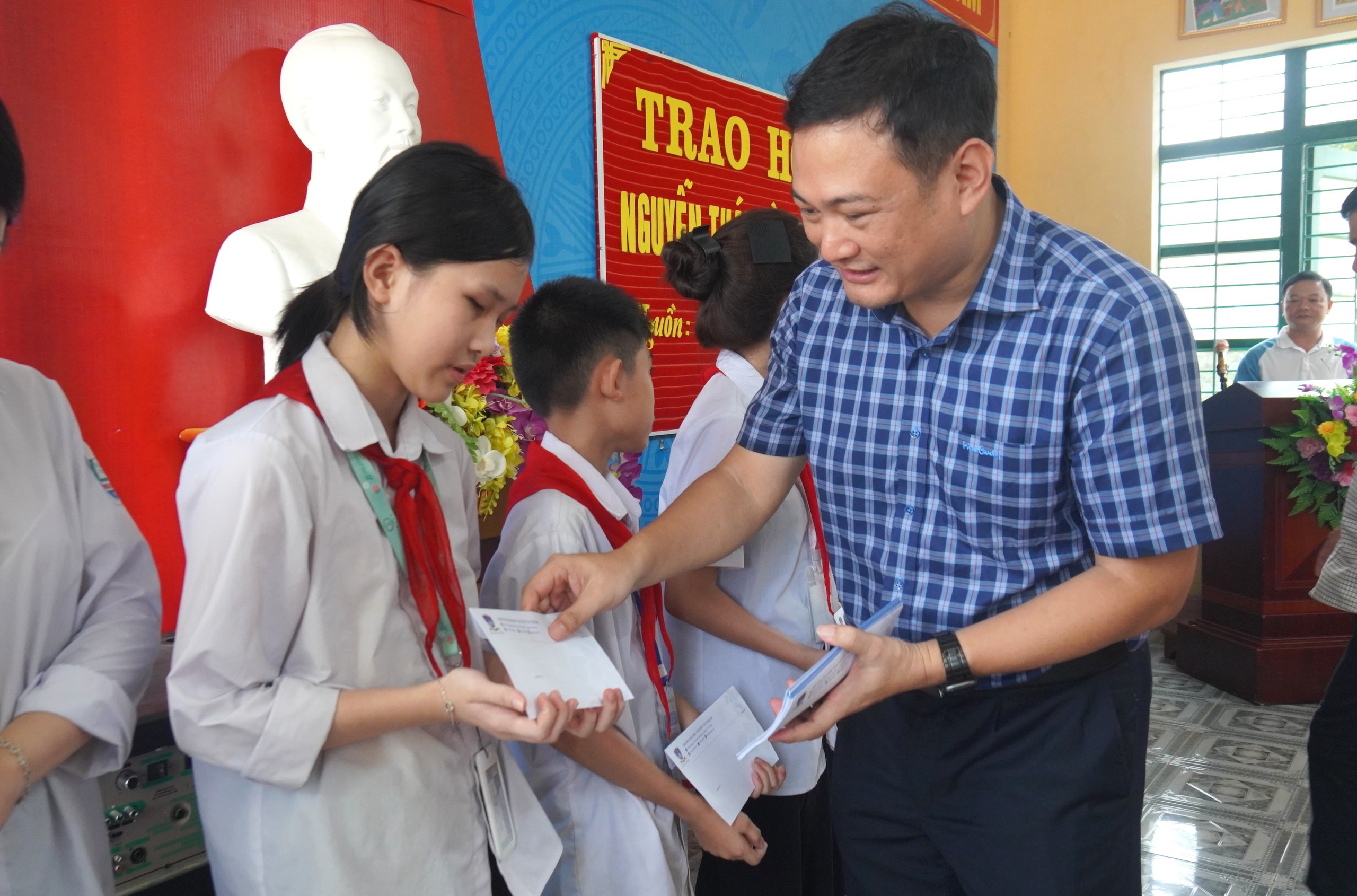 100 học sinh hoàn cảnh khó khăn nhận học bổng Nguyễn Thái Bình - Báo Thanh Niên- Ảnh 3. 100 học sinh hoàn cảnh khó khăn nhận học bổng Nguyễn Thái Bình - Báo Thanh Niên- Ảnh 3.