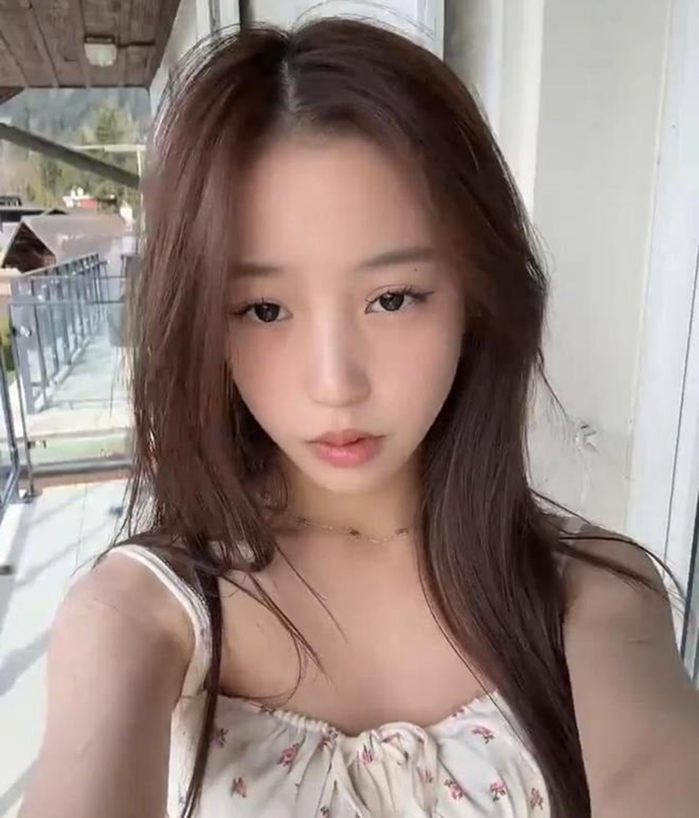 Con gái Triệu Vy gây bất ngờ vì vẻ ngoài xinh đẹp ở tuổi 15 - Ảnh 1.