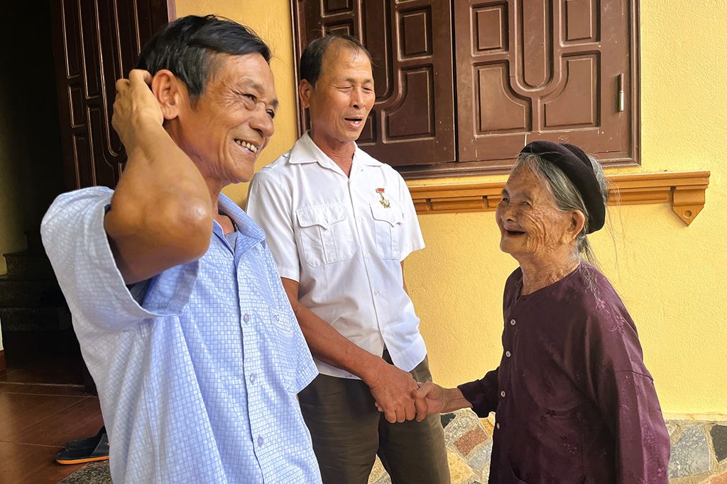 Cổ tích Trường Sa: Cuộc hội ngộ đầy xúc động sau 47 năm trôi dạt trên biển - Ảnh 3. Cổ tích Trường Sa: Cuộc hội ngộ đầy xúc động sau 47 năm trôi dạt trên biển - Ảnh 3.