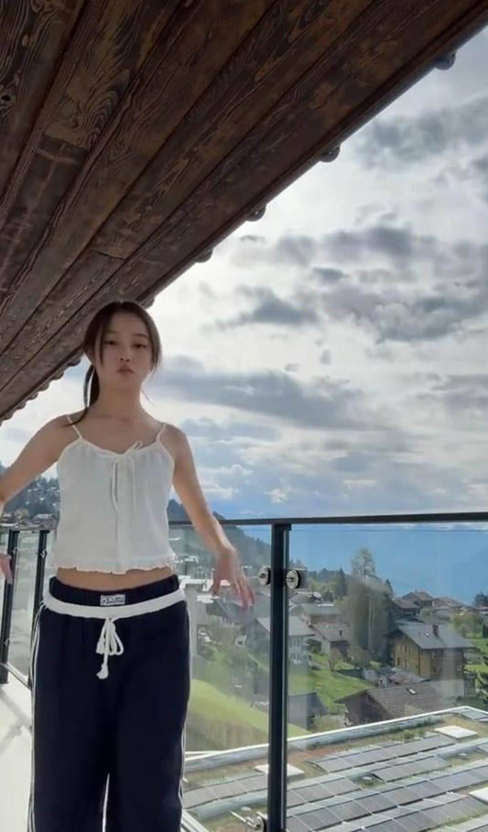 Con gái Triệu Vy gây bất ngờ vì vẻ ngoài xinh đẹp ở tuổi 15 - Ảnh 3.