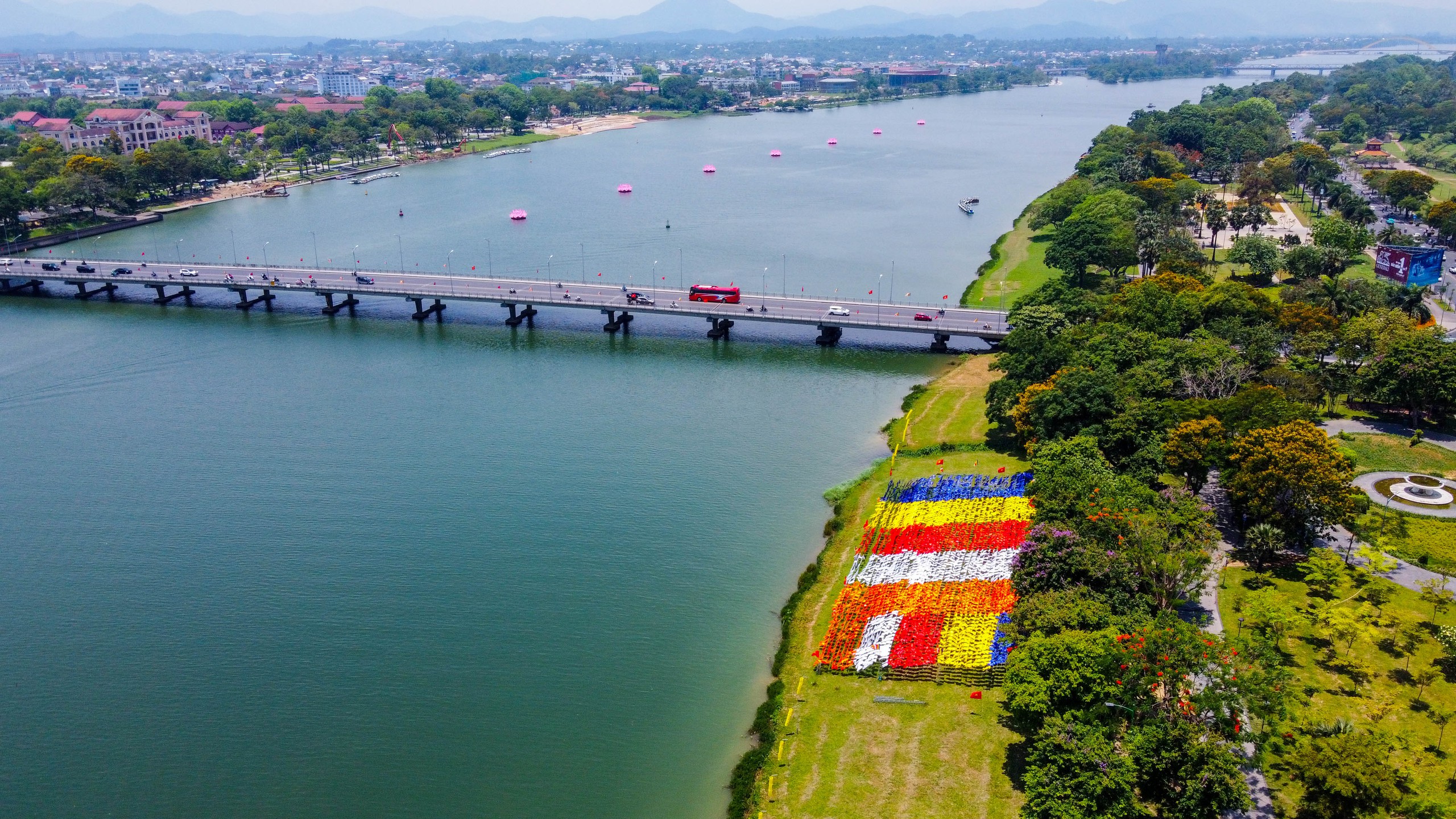 Kỳ công lá cờ khổng lồ bên bờ sông Hương mừng đại lễ Phật đản- Ảnh 7. Kỳ công lá cờ khổng lồ bên bờ sông Hương mừng đại lễ Phật đản- Ảnh 7.