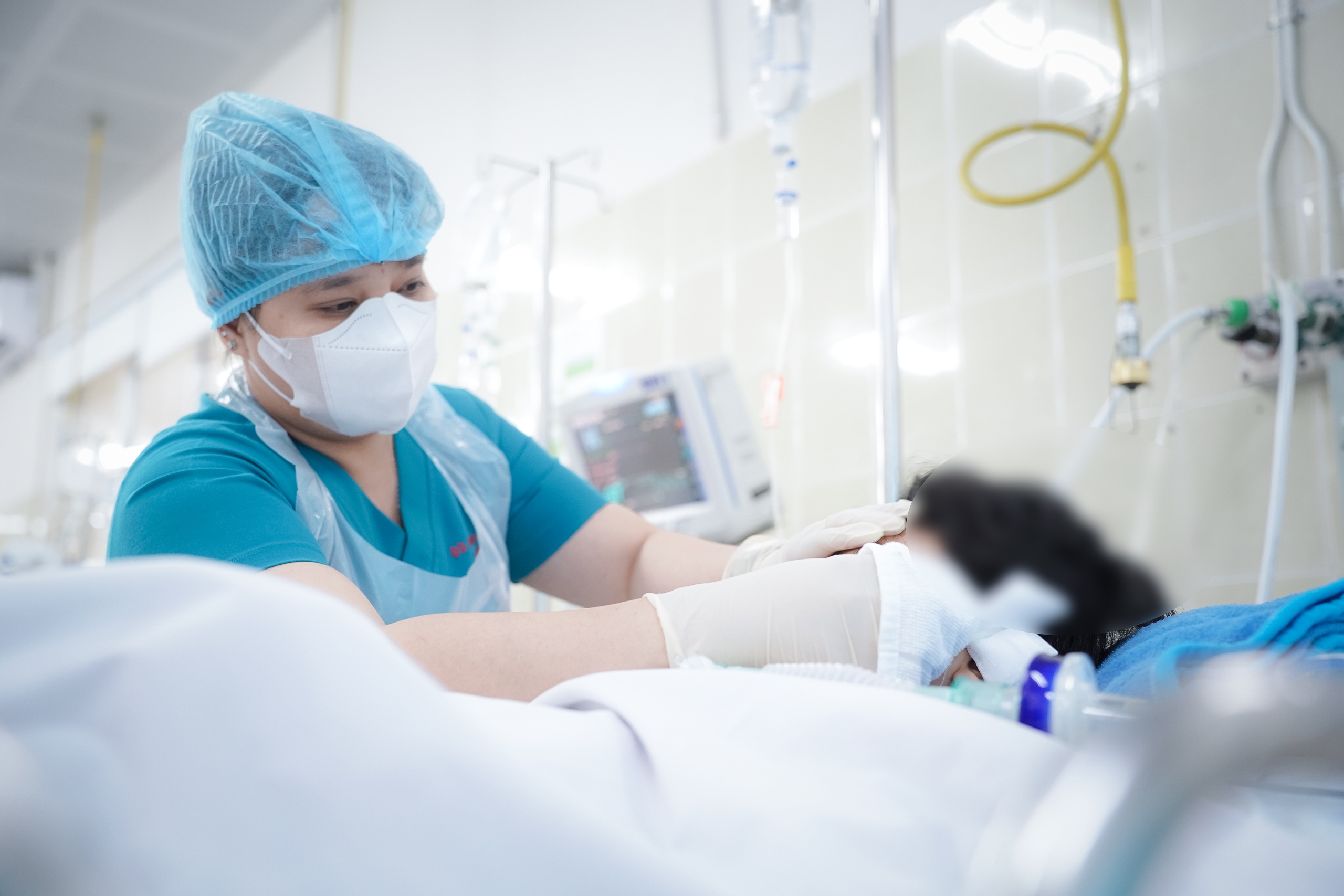 Tình hình hiện tại của bé trai bị nhánh cây gãy rơi trúng đầu Tình hình hiện tại của bé trai bị nhánh cây gãy rơi trúng đầu
