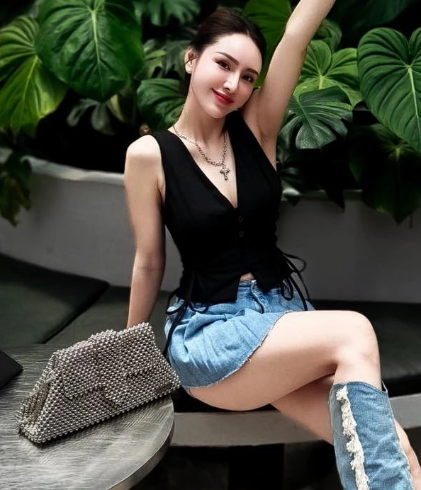 Phong cách Y2K đang trở lại táo bạo và đầy cá tính- Ảnh 2. Phong cách Y2K đang trở lại táo bạo và đầy cá tính- Ảnh 2.