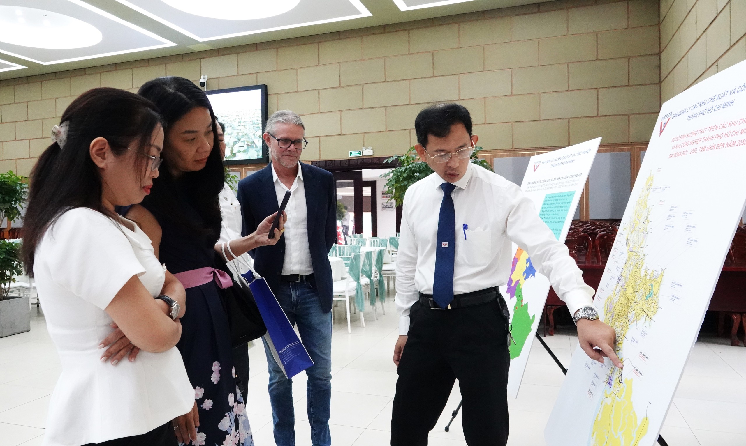 Ông Võ Văn Hoan: 'Các khu công nghiệp hiện hữu ở TP.HCM phải thay đổi'- Ảnh 1. Ông Võ Văn Hoan: 'Các khu công nghiệp hiện hữu ở TP.HCM phải thay đổi'- Ảnh 1.