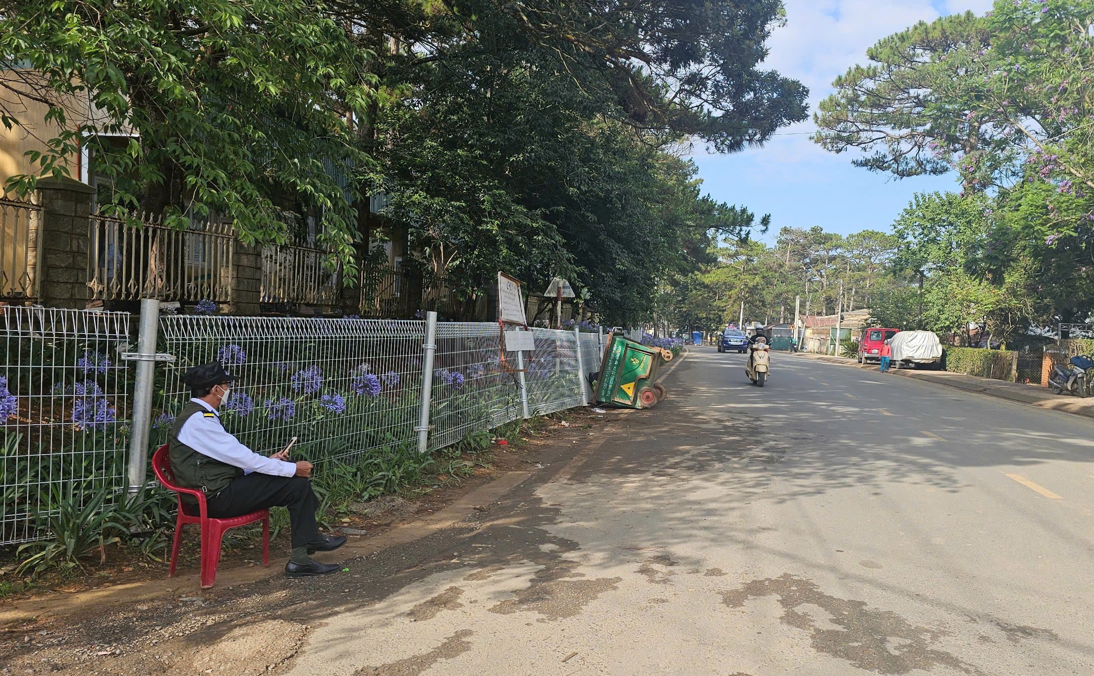Đà Lạt: Doanh nghiệp tự ý dựng hàng rào lấn chiếm lề đường hồ Xuân Hương - Ảnh 1. Đà Lạt: Doanh nghiệp tự ý dựng hàng rào lấn chiếm lề đường hồ Xuân Hương - Ảnh 1.