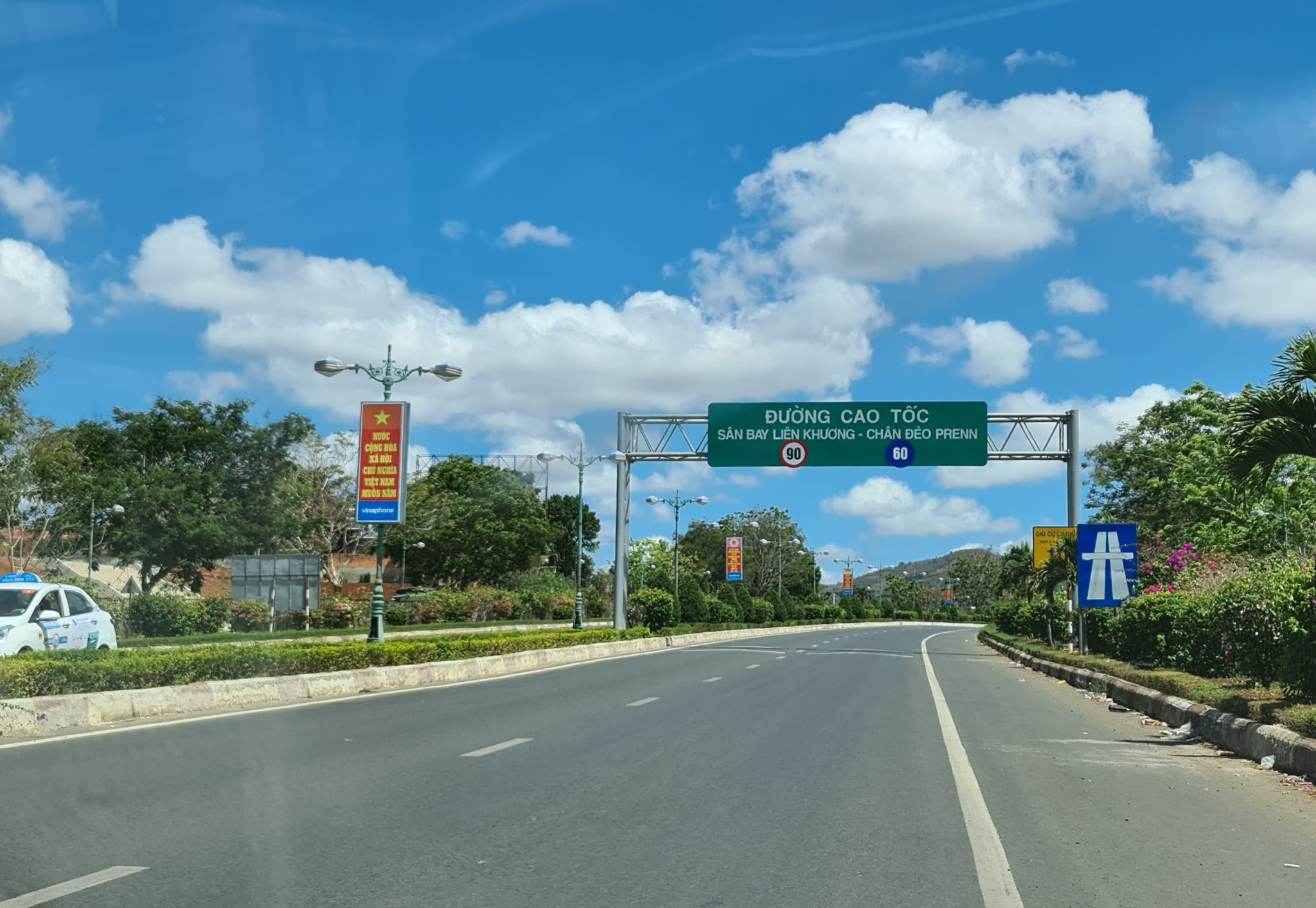 Lâm Đồng phê duyệt hồ sơ mời thầu dự án cao tốc Bảo Lộc - Liên Khương- Ảnh 1. Lâm Đồng phê duyệt hồ sơ mời thầu dự án cao tốc Bảo Lộc - Liên Khương- Ảnh 1.