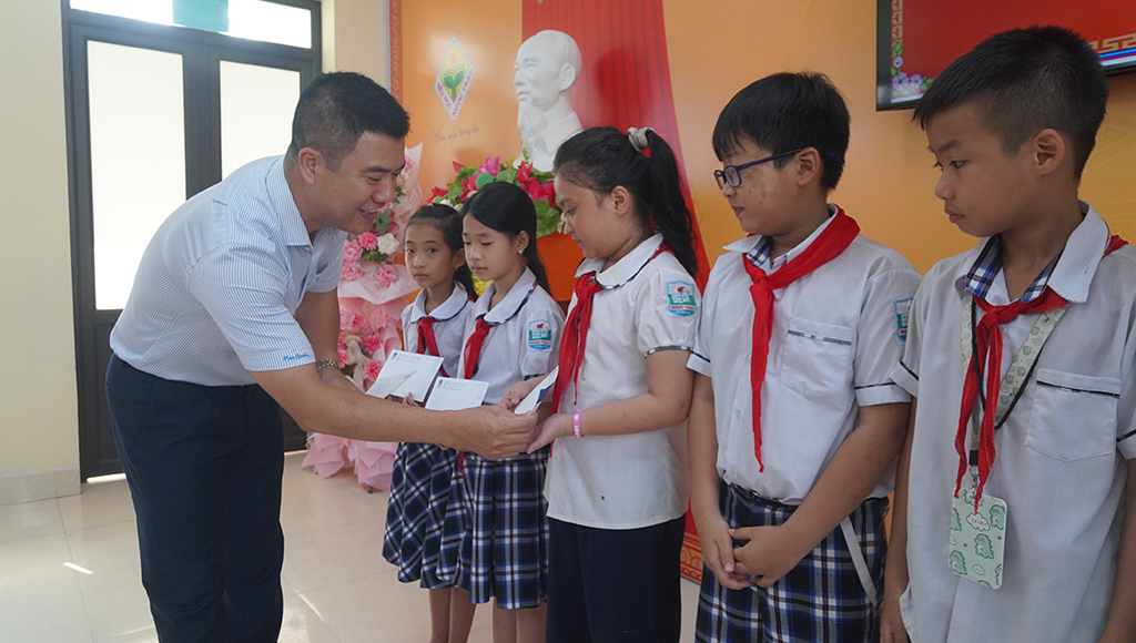 100 học sinh hoàn cảnh khó khăn nhận học bổng Nguyễn Thái Bình - Báo Thanh Niên- Ảnh 1. 100 học sinh hoàn cảnh khó khăn nhận học bổng Nguyễn Thái Bình - Báo Thanh Niên- Ảnh 1.