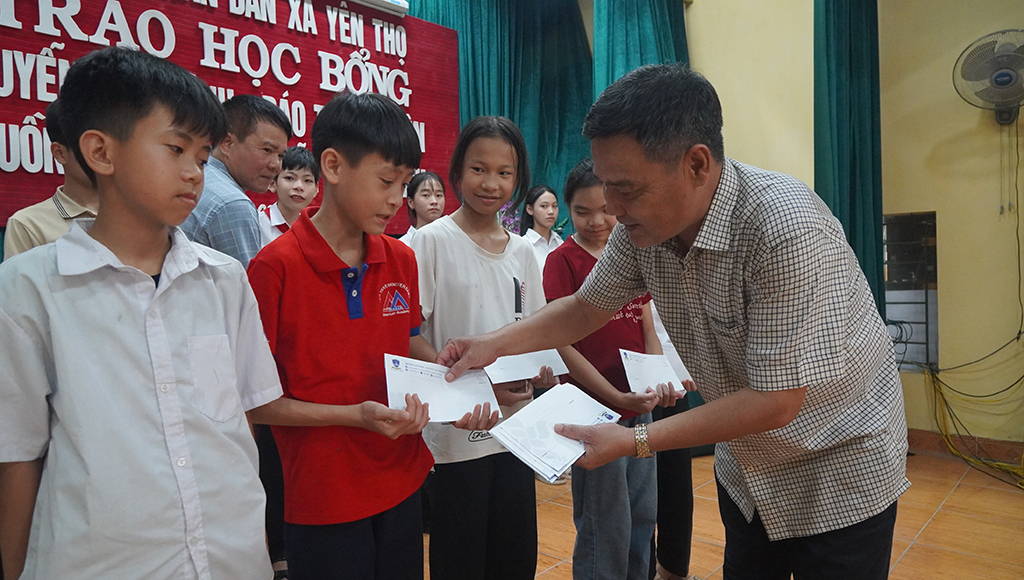100 học sinh hoàn cảnh khó khăn nhận học bổng Nguyễn Thái Bình - Báo Thanh Niên- Ảnh 5. 100 học sinh hoàn cảnh khó khăn nhận học bổng Nguyễn Thái Bình - Báo Thanh Niên- Ảnh 5.