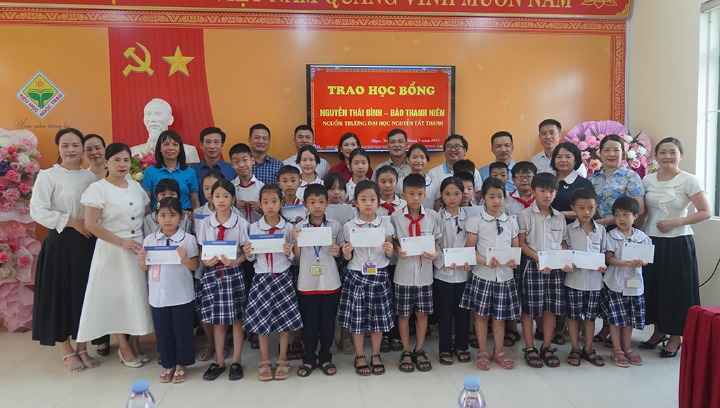 100 học sinh hoàn cảnh khó khăn nhận học bổng Nguyễn Thái Bình - Báo Thanh Niên- Ảnh 2. 100 học sinh hoàn cảnh khó khăn nhận học bổng Nguyễn Thái Bình - Báo Thanh Niên- Ảnh 2.