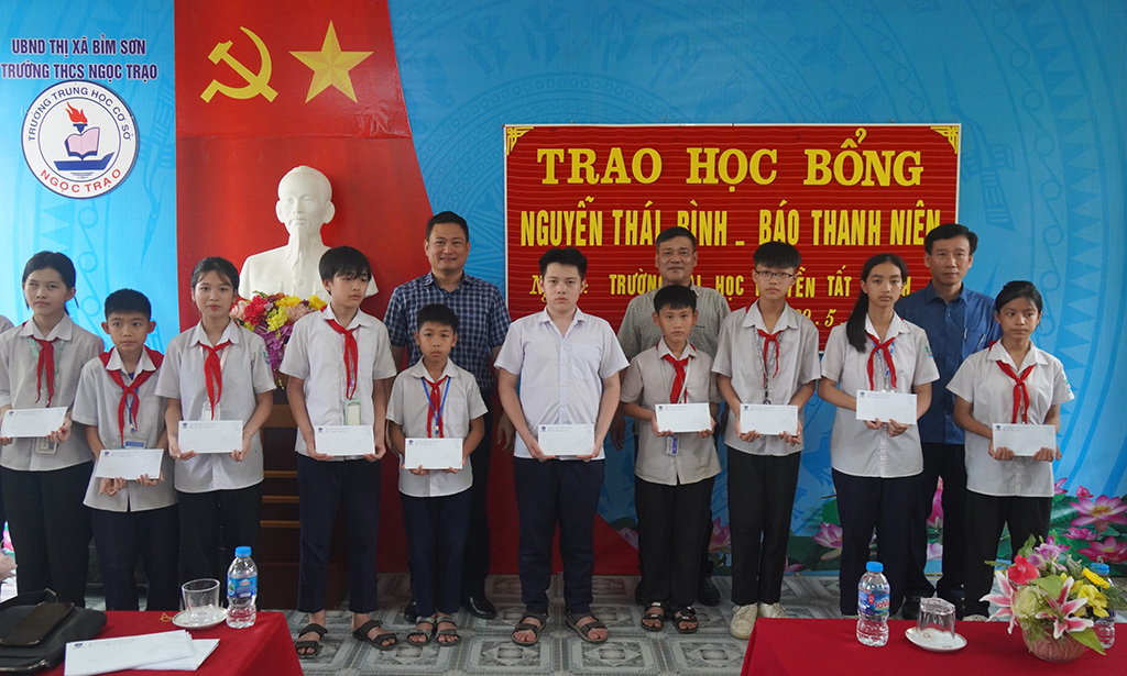 100 học sinh hoàn cảnh khó khăn nhận học bổng Nguyễn Thái Bình - Báo Thanh Niên- Ảnh 4. 100 học sinh hoàn cảnh khó khăn nhận học bổng Nguyễn Thái Bình - Báo Thanh Niên- Ảnh 4.