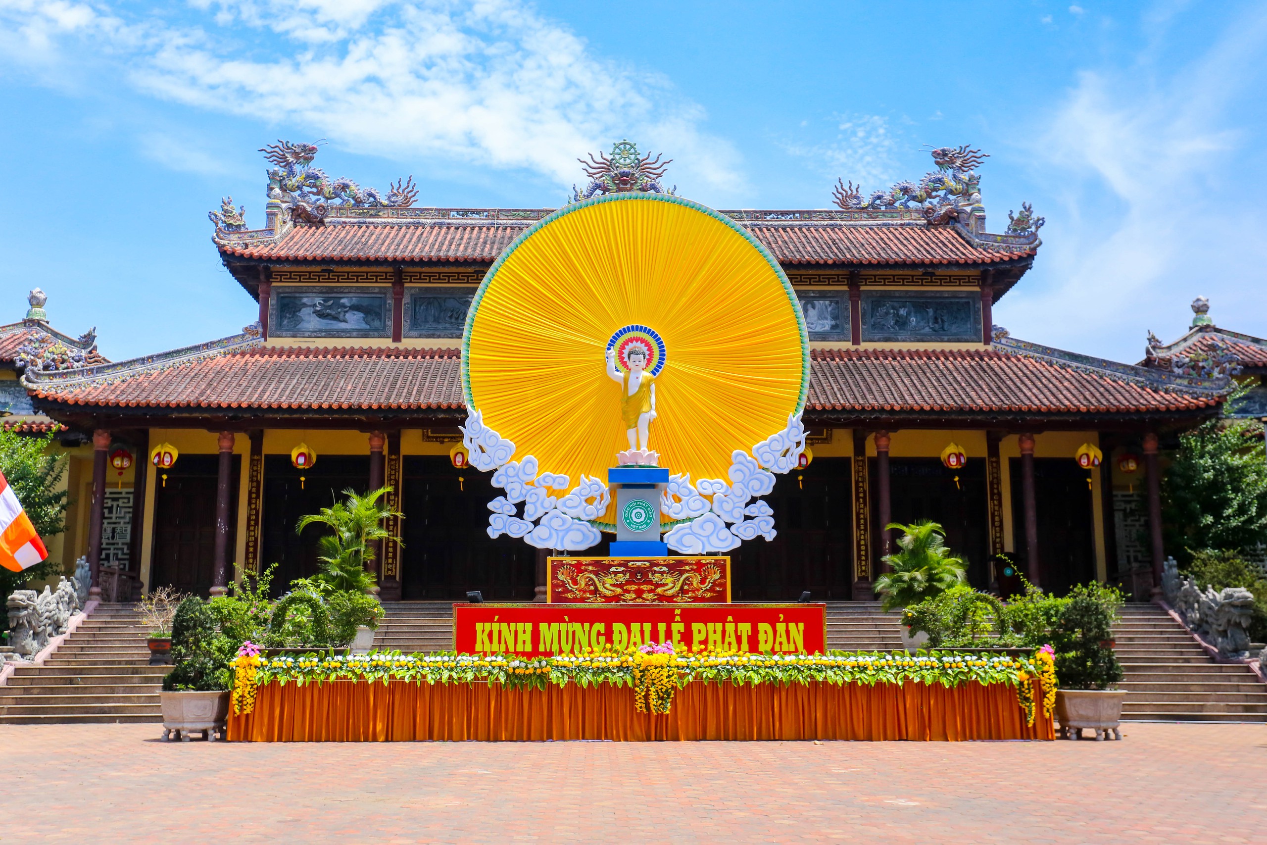 Kỳ công lá cờ khổng lồ bên bờ sông Hương mừng đại lễ Phật đản- Ảnh 11. Kỳ công lá cờ khổng lồ bên bờ sông Hương mừng đại lễ Phật đản- Ảnh 11.