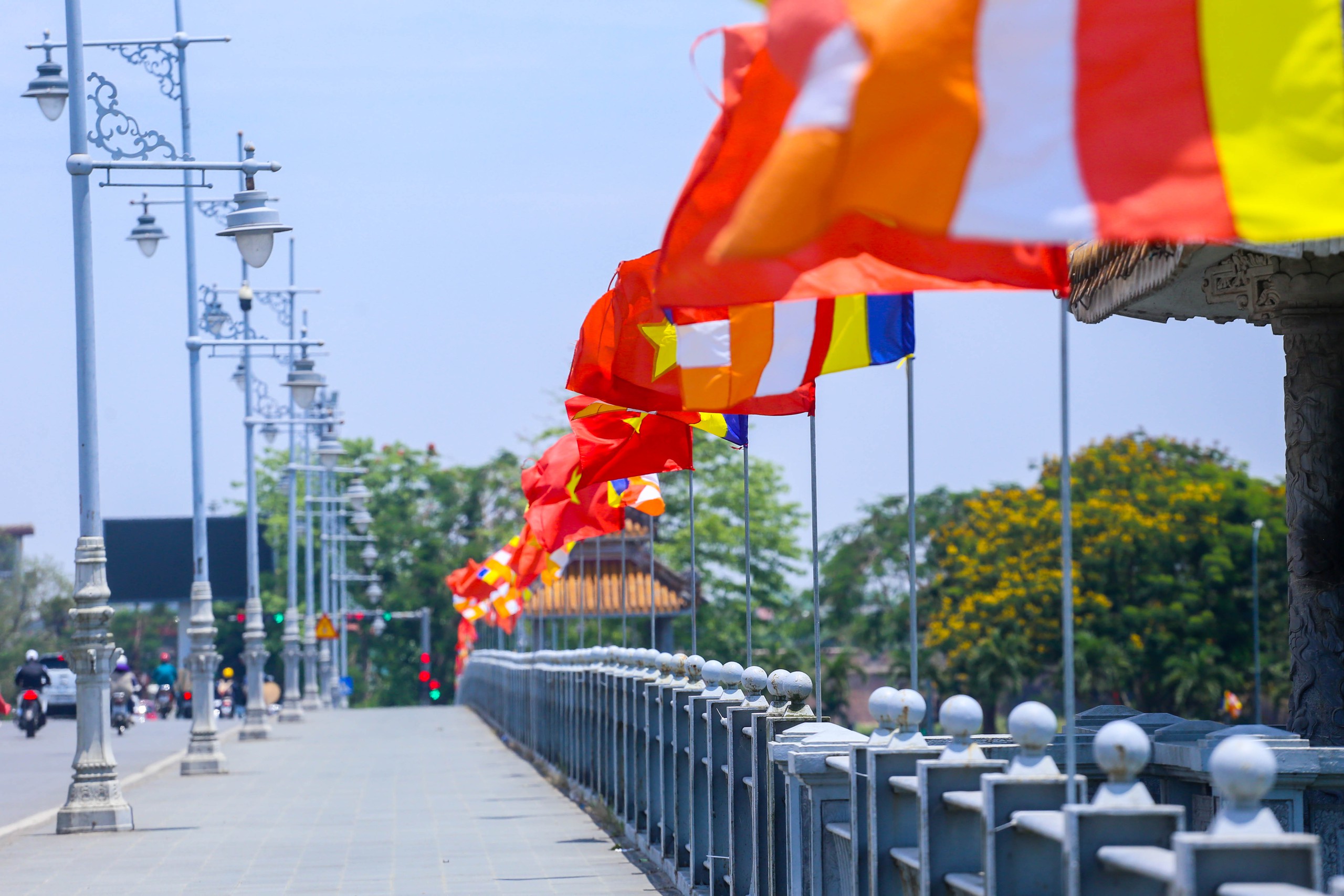 Kỳ công lá cờ khổng lồ bên bờ sông Hương mừng đại lễ Phật đản- Ảnh 10. Kỳ công lá cờ khổng lồ bên bờ sông Hương mừng đại lễ Phật đản- Ảnh 10.