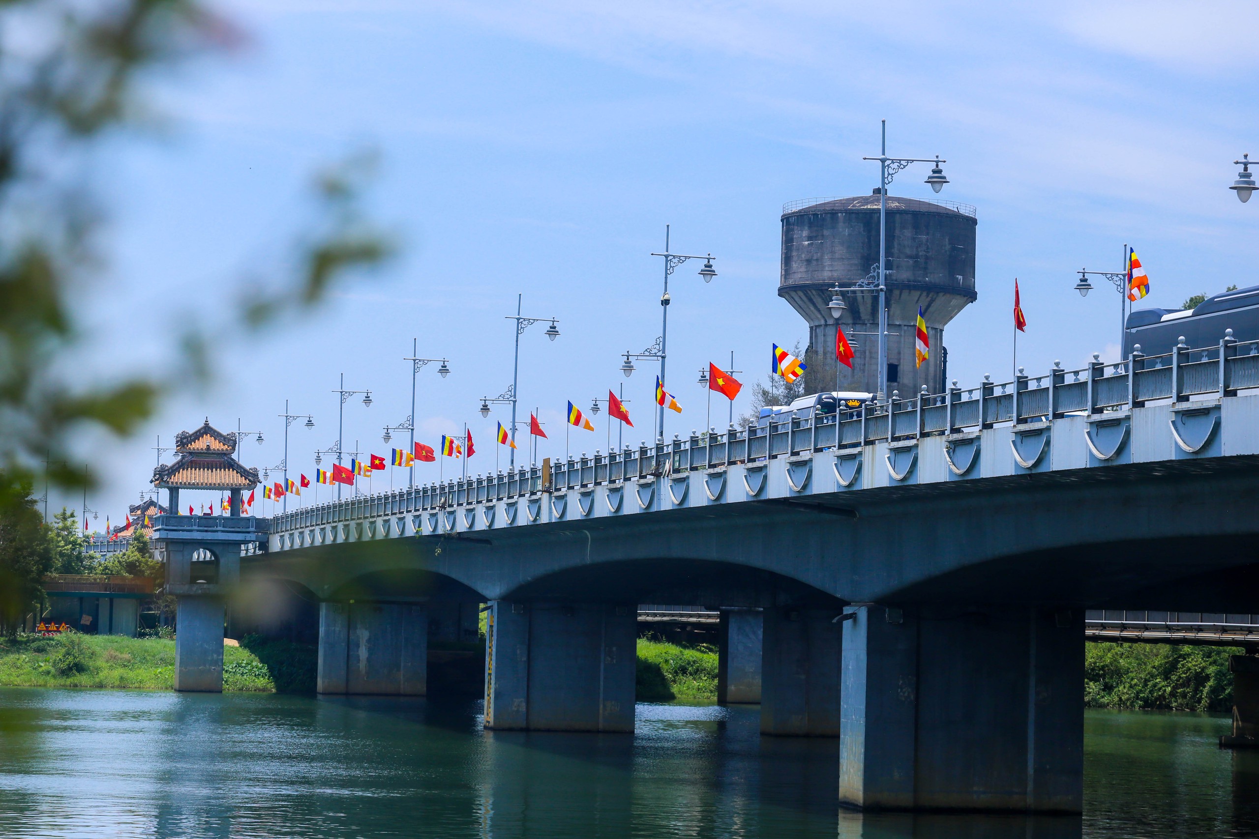 Kỳ công lá cờ khổng lồ bên bờ sông Hương mừng đại lễ Phật đản- Ảnh 9. Kỳ công lá cờ khổng lồ bên bờ sông Hương mừng đại lễ Phật đản- Ảnh 9.