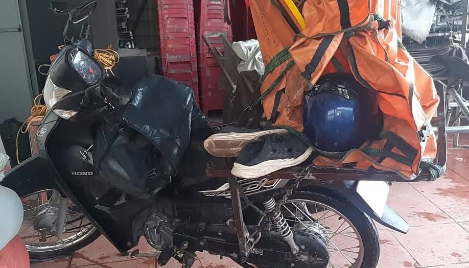 Quảng Trị: Nam shipper bị sét đánh khi đang đi giao hàng, hôn mê sâu- Ảnh 1. Quảng Trị: Nam shipper bị sét đánh khi đang đi giao hàng, hôn mê sâu- Ảnh 1.