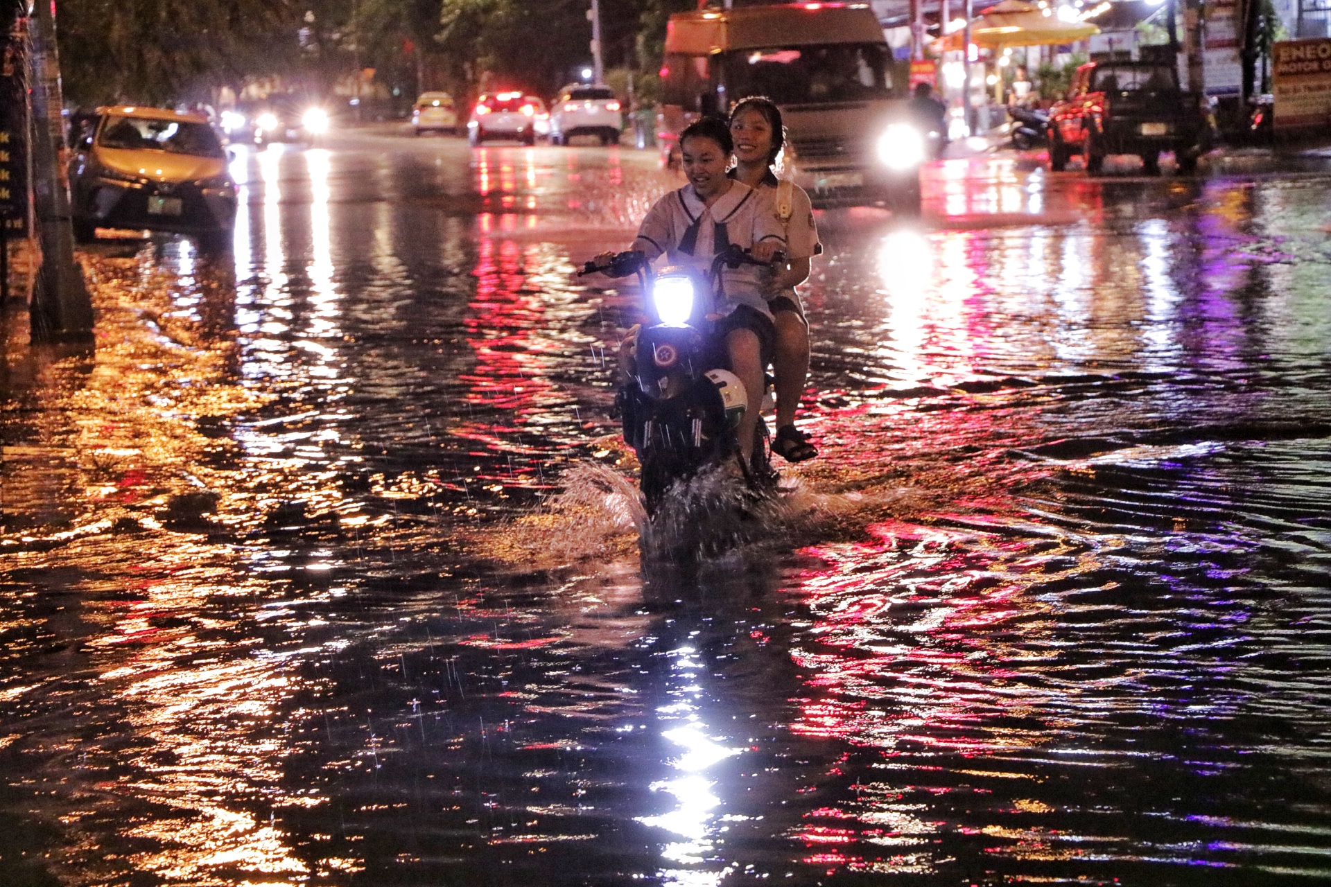 Tối nay TP.HCM có mưa: Khu dân cư, chợ lênh láng nước đen ngòm - Ảnh 2.