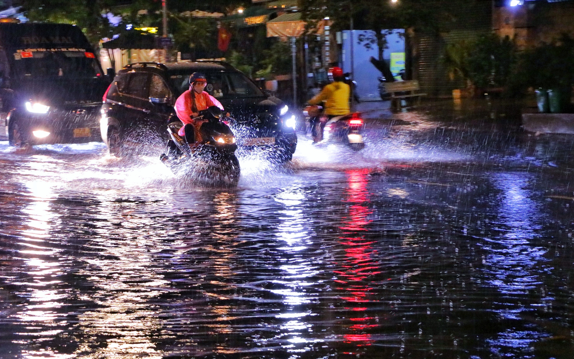 Tối nay TP.HCM có mưa: Khu dân cư, chợ lênh láng nước Tối nay TP.HCM có mưa: Khu dân cư, chợ lênh láng nước