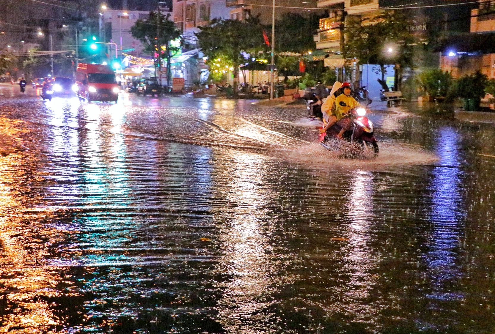 Tối nay TP.HCM có mưa: Khu dân cư, chợ lênh láng nước đen ngòm - Ảnh 10.