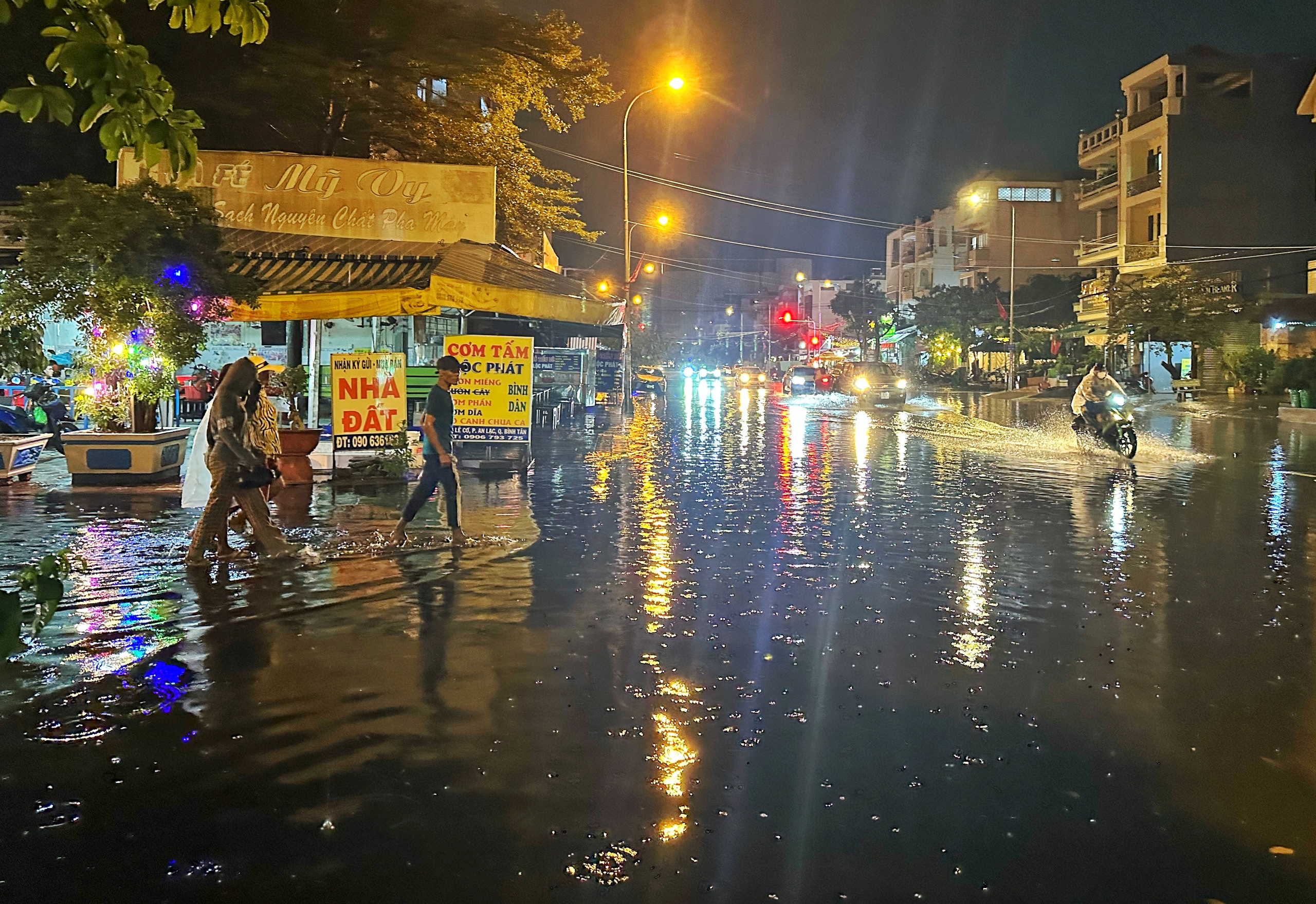 Tối nay TP.HCM có mưa: Khu dân cư, chợ lênh láng nước đen ngòm - Ảnh 7.