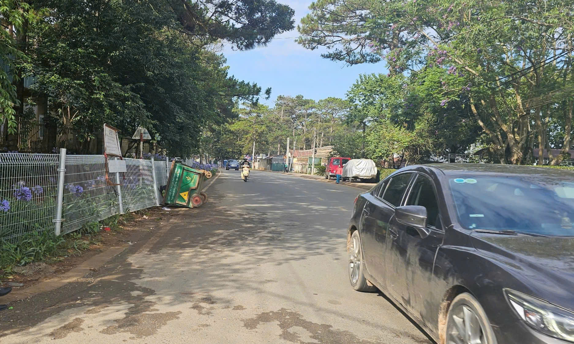 Đà Lạt: Doanh nghiệp tự ý dựng hàng rào chiếm lề đường hồ Xuân Hương - Ảnh 1.
