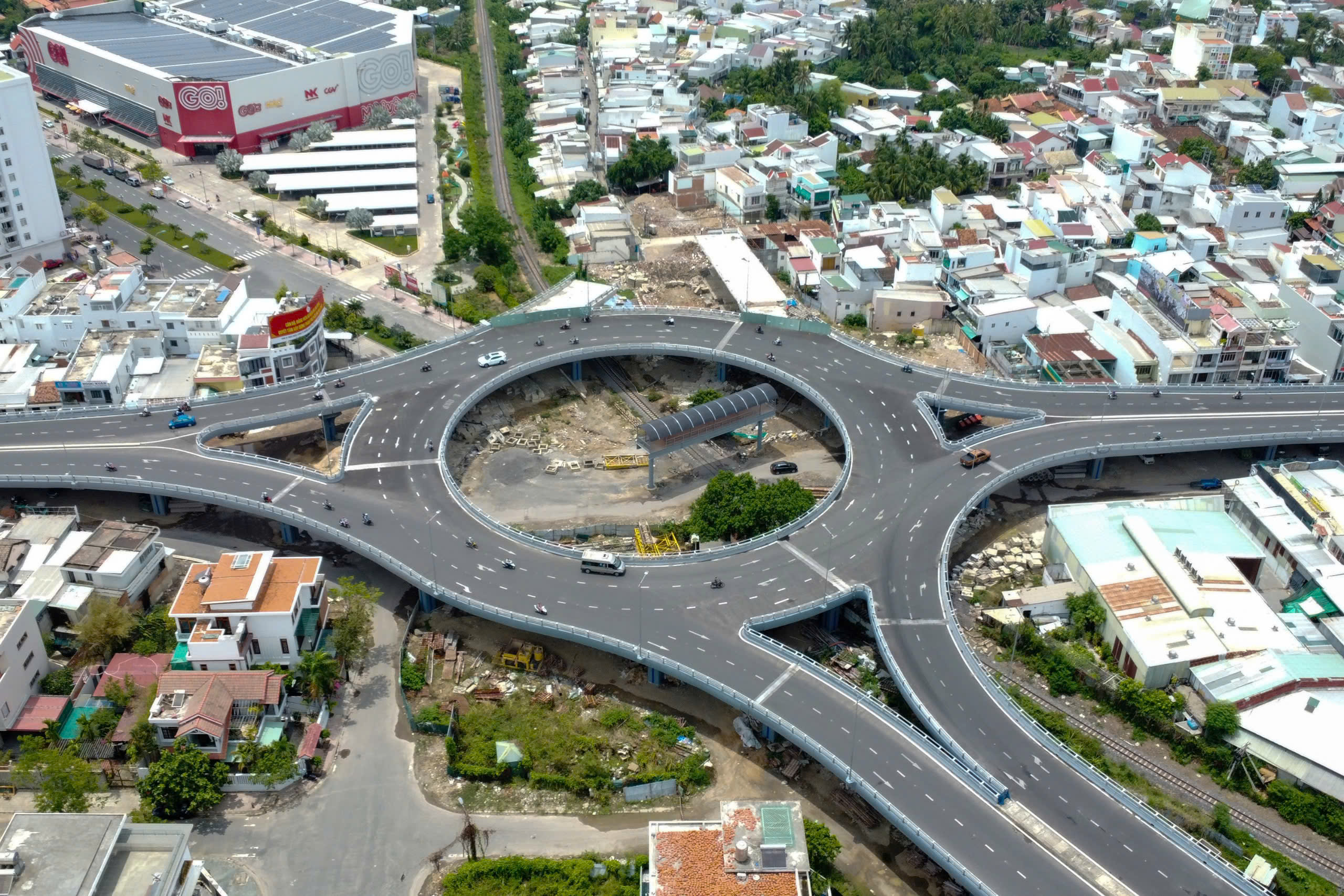 Nguy cơ từ nứt lún trên cầu vượt nút giao Ngọc Hội Tại trung tâm Nha Trang - Ảnh 1. Nguy cơ từ nứt lún trên cầu vượt nút giao Ngọc Hội Tại trung tâm Nha Trang - Ảnh 1.