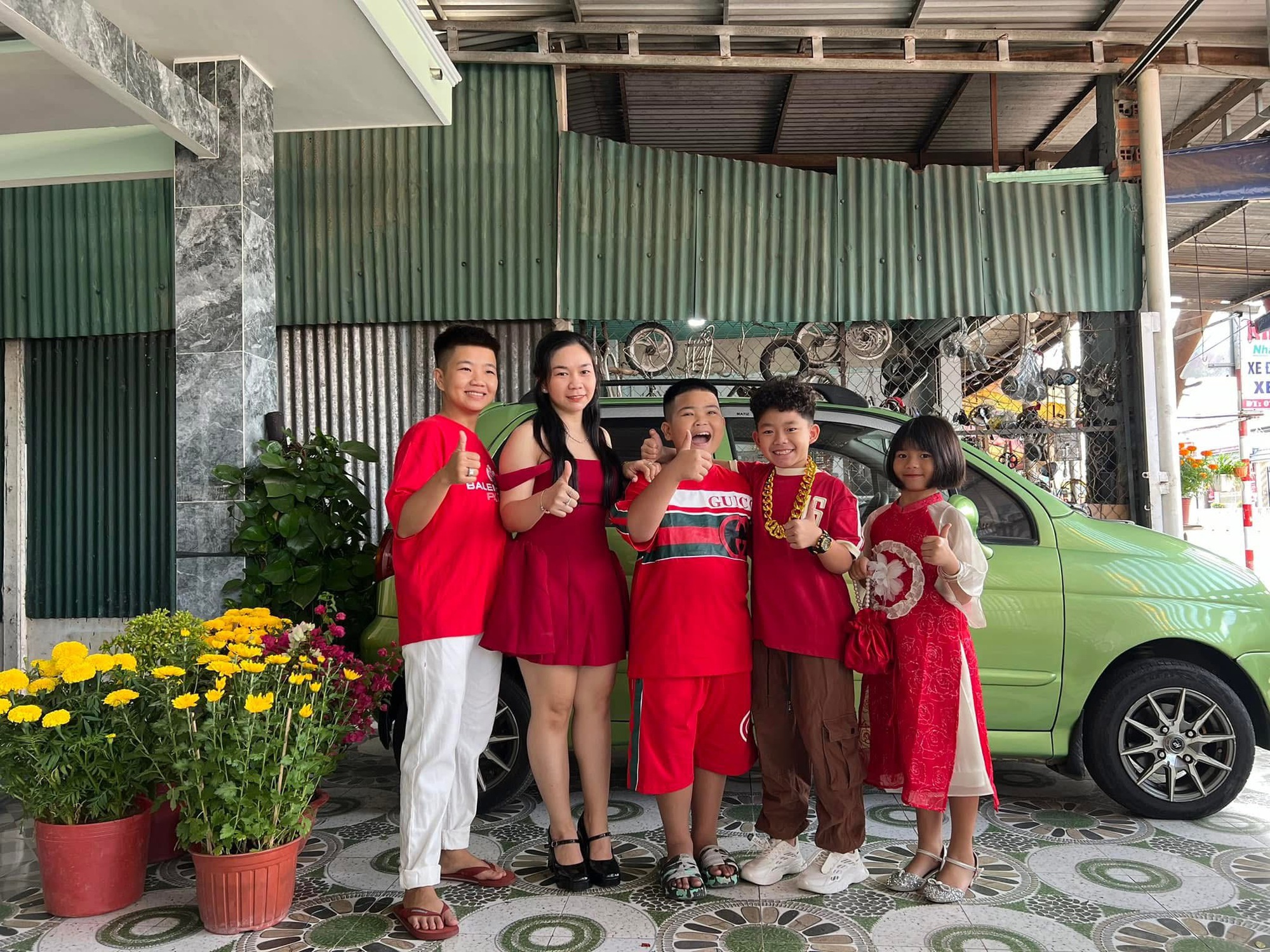 Mẹ đón hai con nhỏ bán hàng rong bằng ô tô khiến Dân mạng bất ngờ - Ảnh 3. Mẹ đón hai con nhỏ bán hàng rong bằng ô tô khiến Dân mạng bất ngờ - Ảnh 3.
