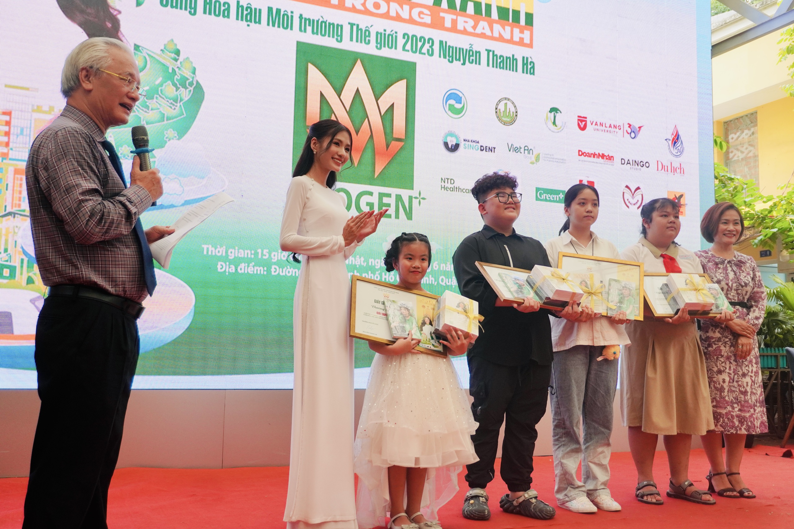 Hoa hậu Nguyễn Thanh Hà trao giải nhất tranh vẽ sự hồi sinh của trái đất- Ảnh 9. Hoa hậu Nguyễn Thanh Hà trao giải nhất tranh vẽ sự hồi sinh của trái đất- Ảnh 9.
