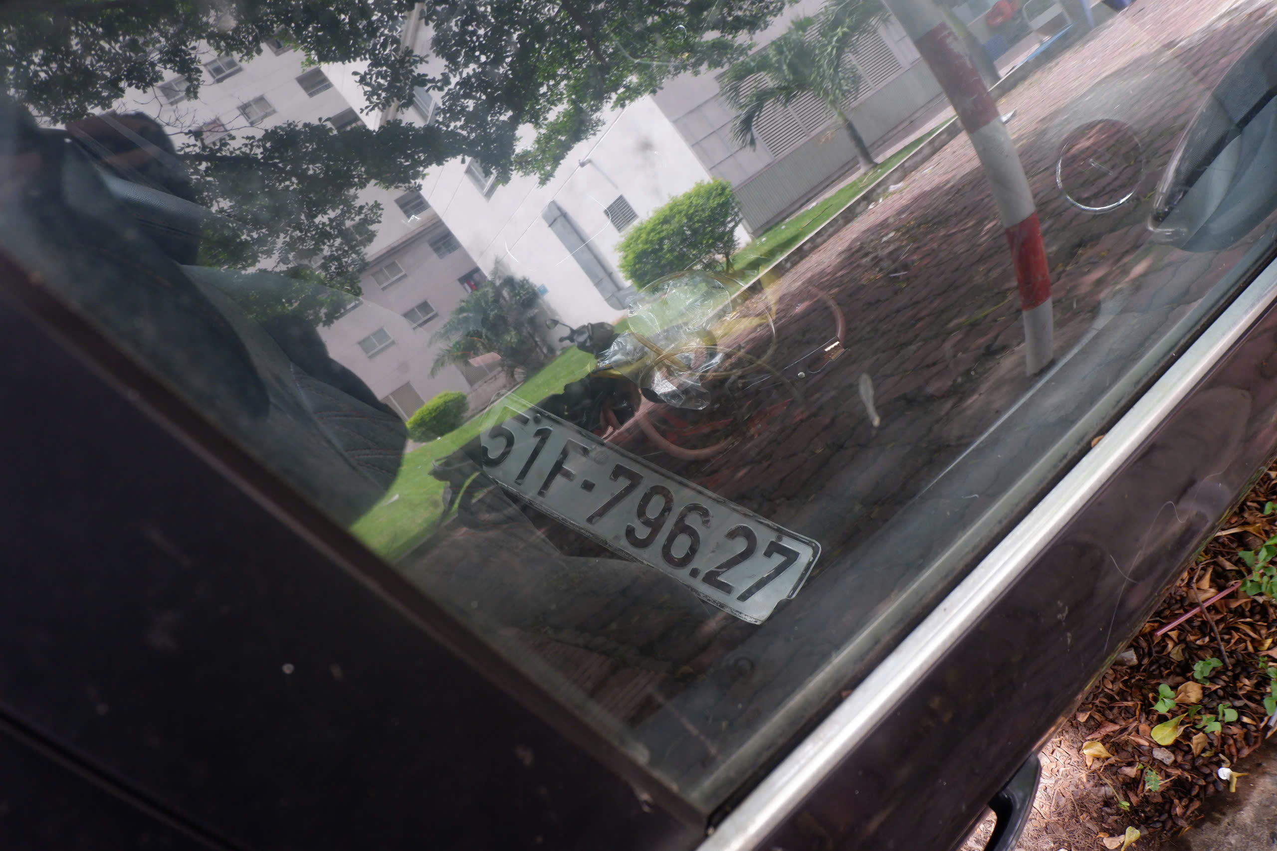 TP.HCM: Ô tô bị 'bỏ quên' ở Bình Thạnh, bên trong có biển số- Ảnh 2.