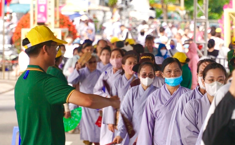 Phật tử từ nước ngoài về chùa Quán Thế Âm phụng sự bên xá lợi Phật Phật tử từ nước ngoài về chùa Quán Thế Âm phụng sự bên xá lợi Phật