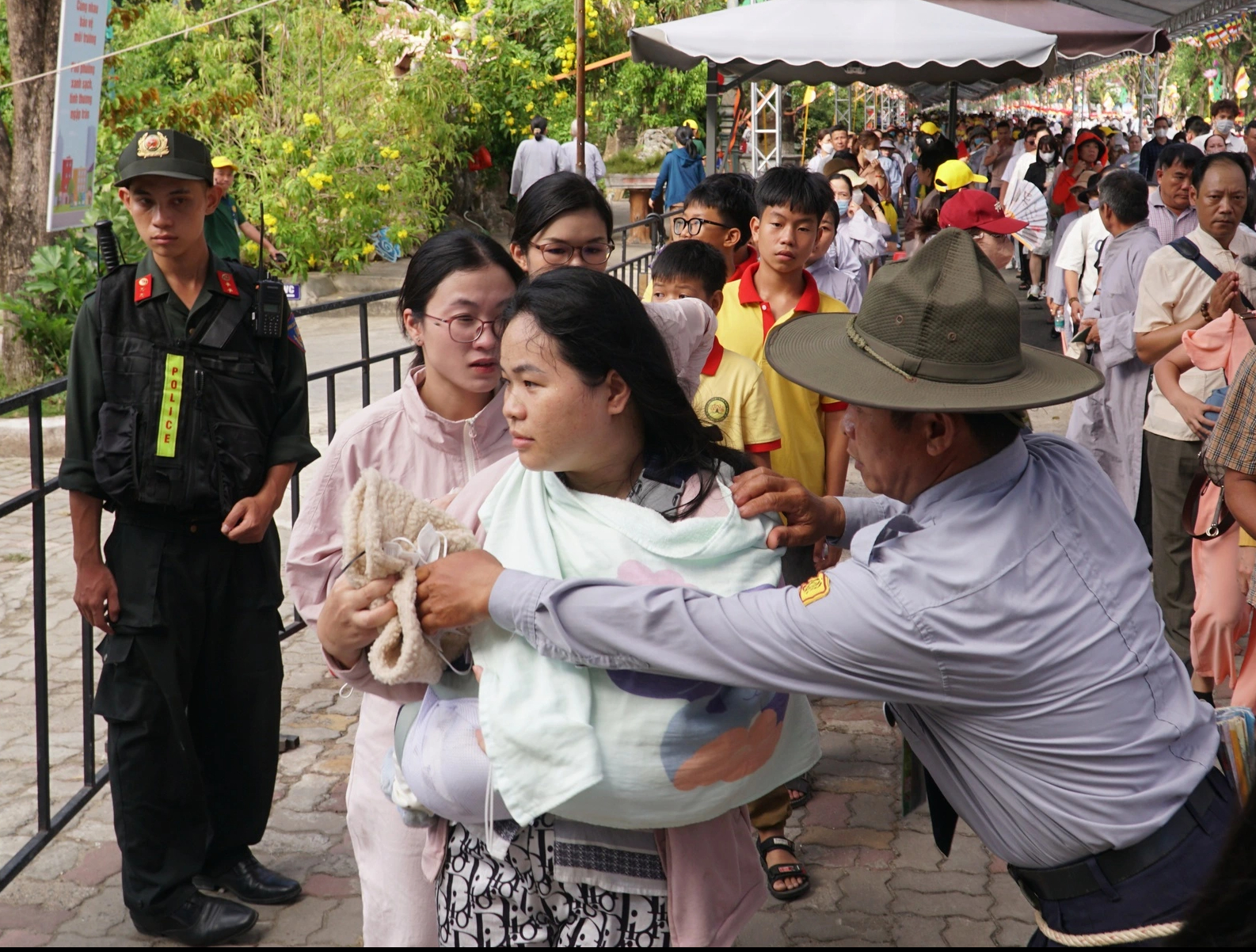 Phật tử nước ngoài về chùa Quán Thế Âm phụng sự bên xá lợi Phật- Ảnh 7. Phật tử nước ngoài về chùa Quán Thế Âm phụng sự bên xá lợi Phật- Ảnh 7.