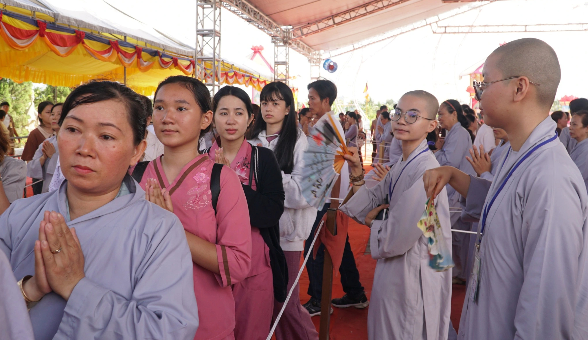 Phật tử nước ngoài về chùa Quán Thế Âm phụng sự bên xá lợi Phật- Ảnh 5. Phật tử nước ngoài về chùa Quán Thế Âm phụng sự bên xá lợi Phật- Ảnh 5.