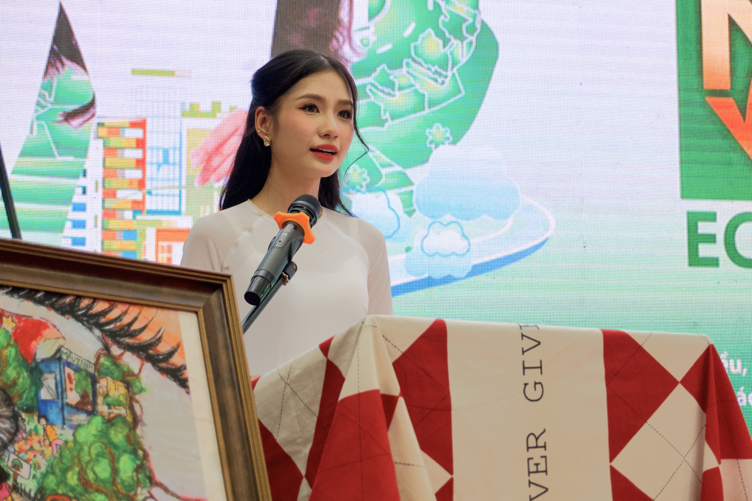 Hoa hậu Nguyễn Thanh Hà trao giải nhất tranh vẽ sự hồi sinh của trái đất- Ảnh 3. Hoa hậu Nguyễn Thanh Hà trao giải nhất tranh vẽ sự hồi sinh của trái đất- Ảnh 3.