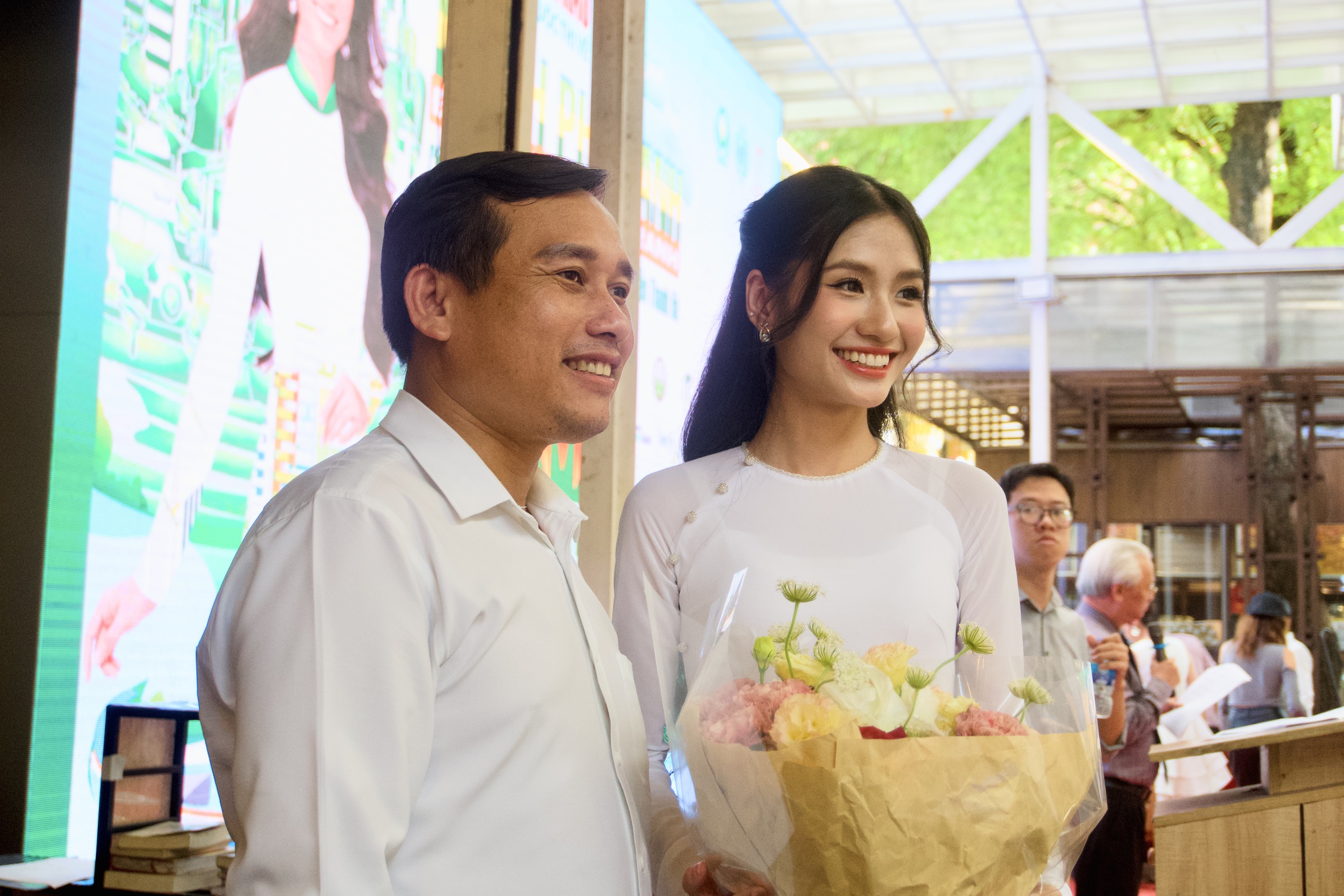 Hoa hậu Nguyễn Thanh Hà trao giải nhất tranh vẽ sự hồi sinh của trái đất- Ảnh 2. Hoa hậu Nguyễn Thanh Hà trao giải nhất tranh vẽ sự hồi sinh của trái đất- Ảnh 2.