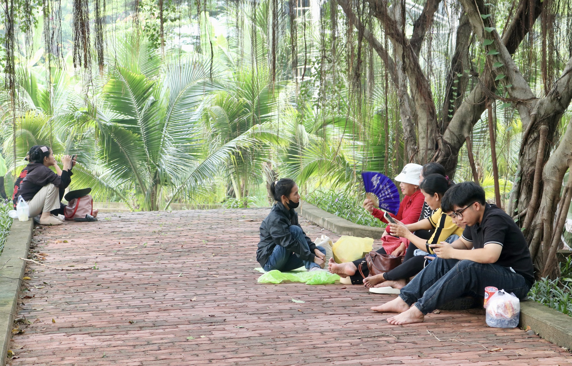 Xúc động hình ảnh phụ huynh mang đồ ăn, nước uống, mắc võng đợi con đi thi- Ảnh 5.
