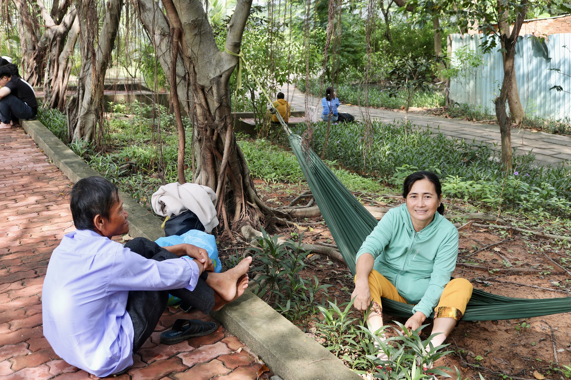 Xúc động hình ảnh phụ huynh mang đồ ăn, nước uống, mắc võng đợi con đi thi- Ảnh 1.