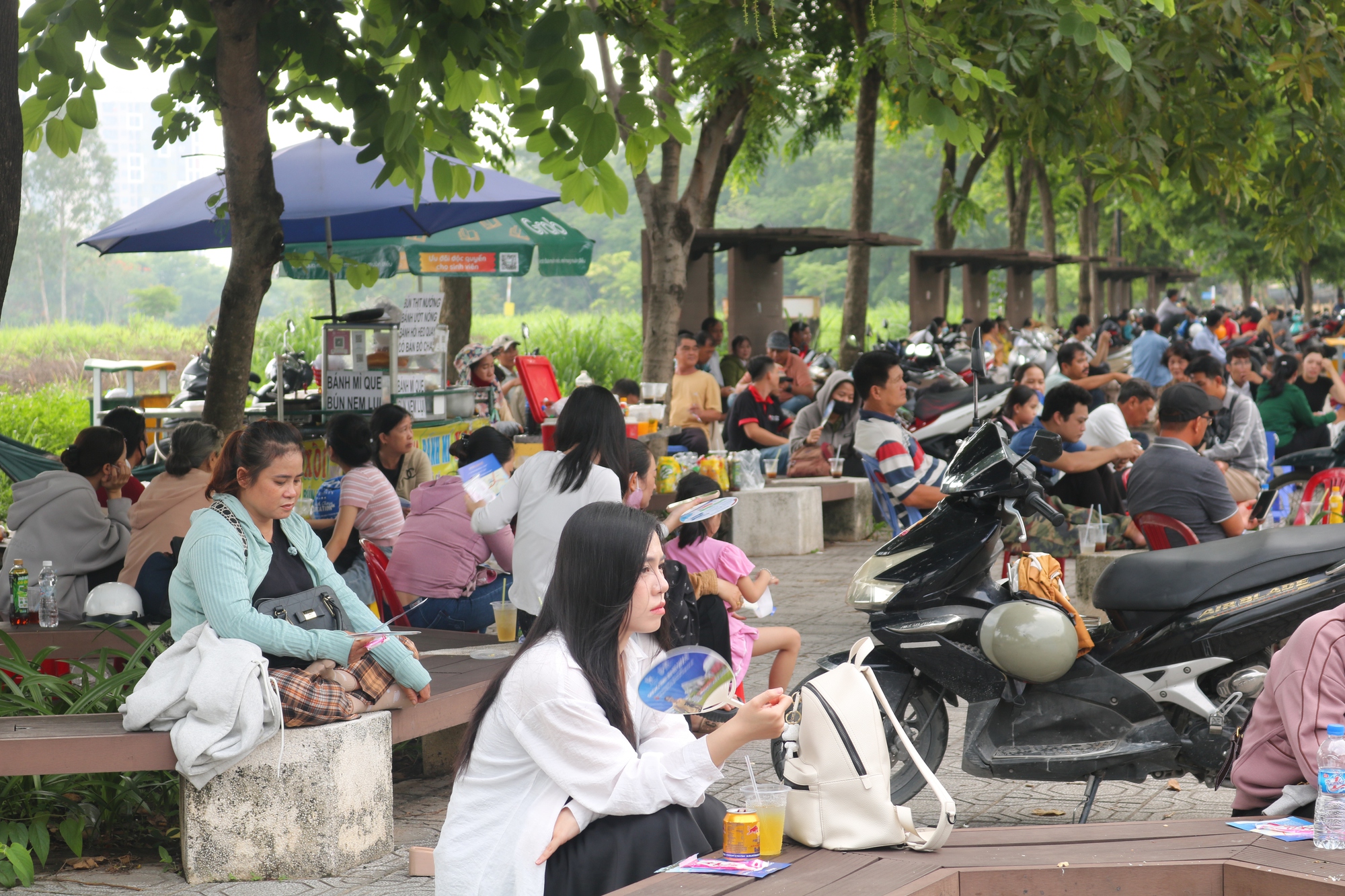 Xúc động hình ảnh phụ huynh mang đồ ăn, nước uống, mắc võng đợi con đi thi- Ảnh 2.