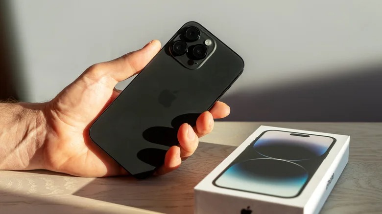 Điều gì sẽ xảy ra nếu iPhone 'tắm nắng' quá lâu? - Ảnh 1.
