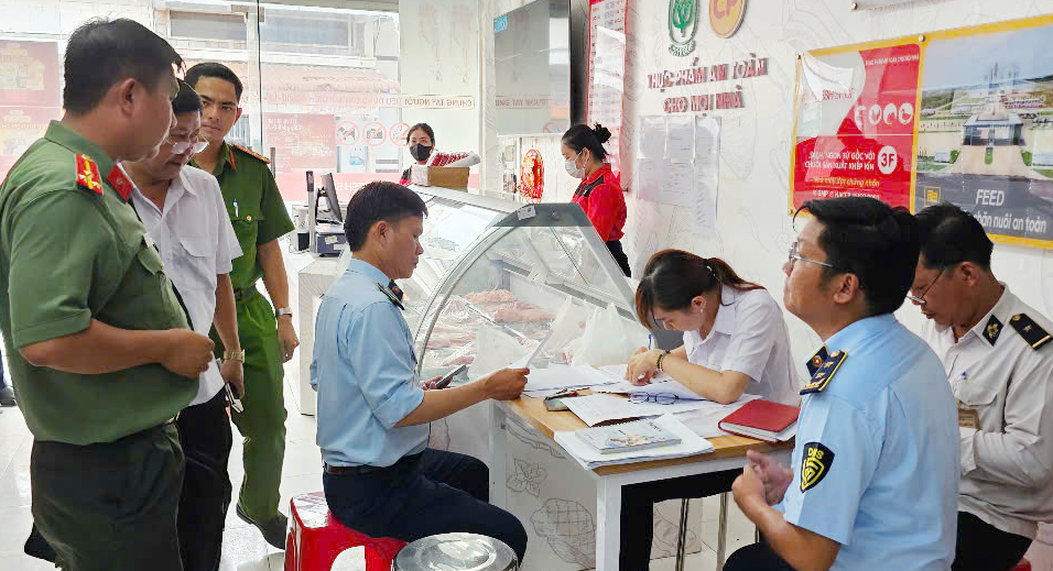 Vụ Công ty C.P bị tố ‘bán thịt bẩn’: Công an làm việc với người tố cáo - Ảnh 1.