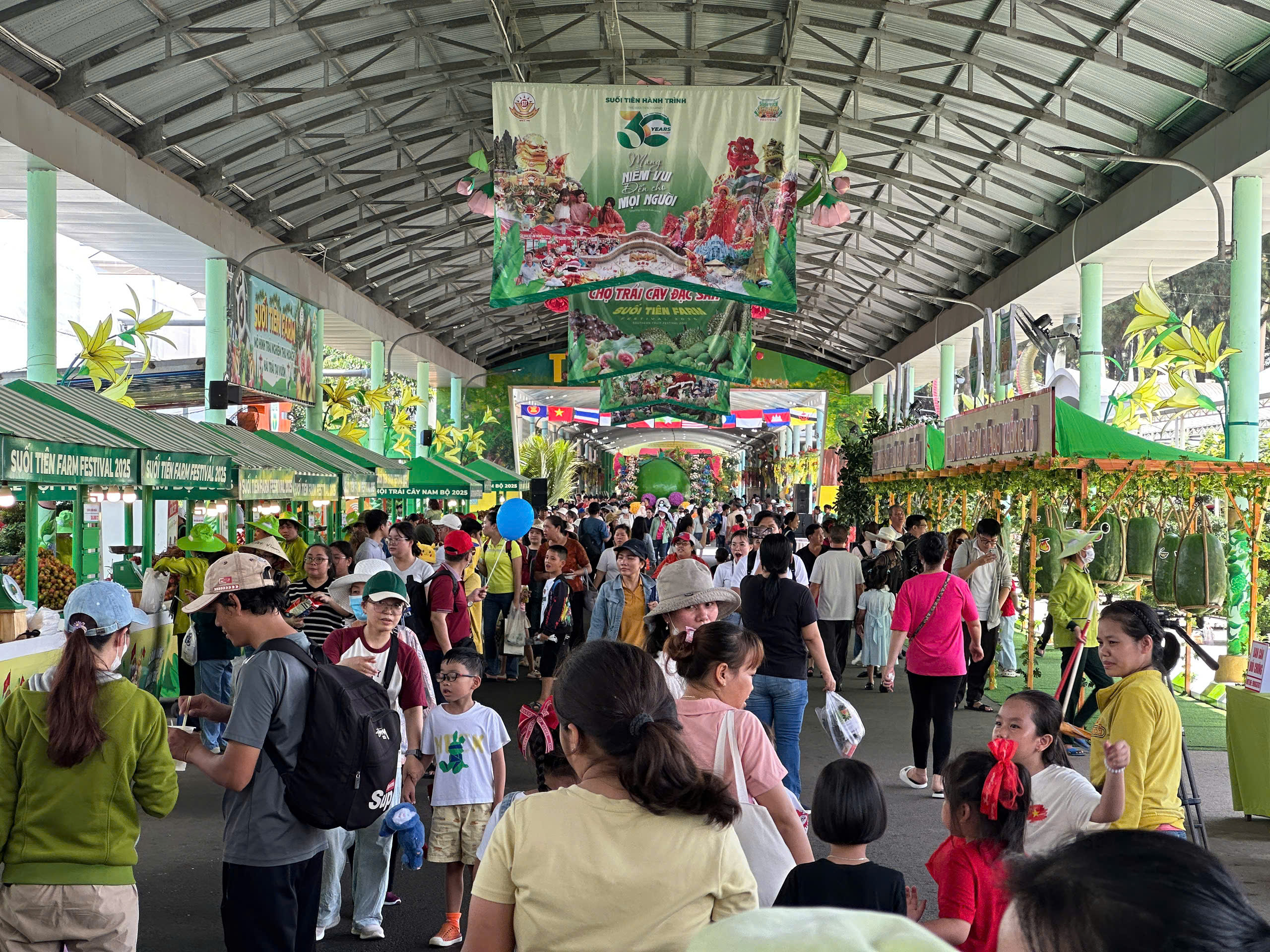Khách đổ xô mua sầu riêng trong lễ hội trái cây Nam bộ ở Suối Tiên - Ảnh 7.
