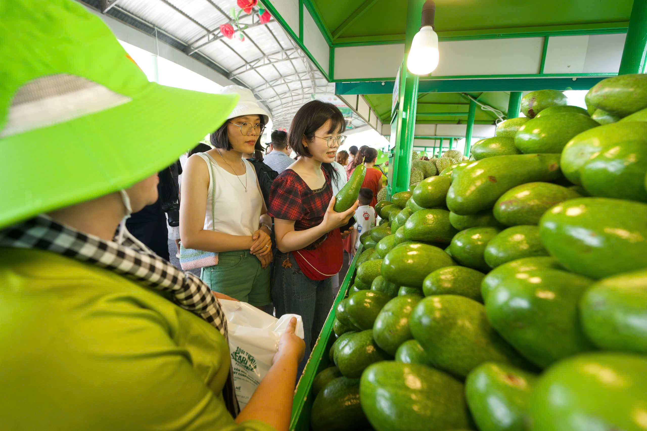 Khách đổ xô mua sầu riêng trong lễ hội trái cây Nam bộ ở Suối Tiên - Ảnh 6.