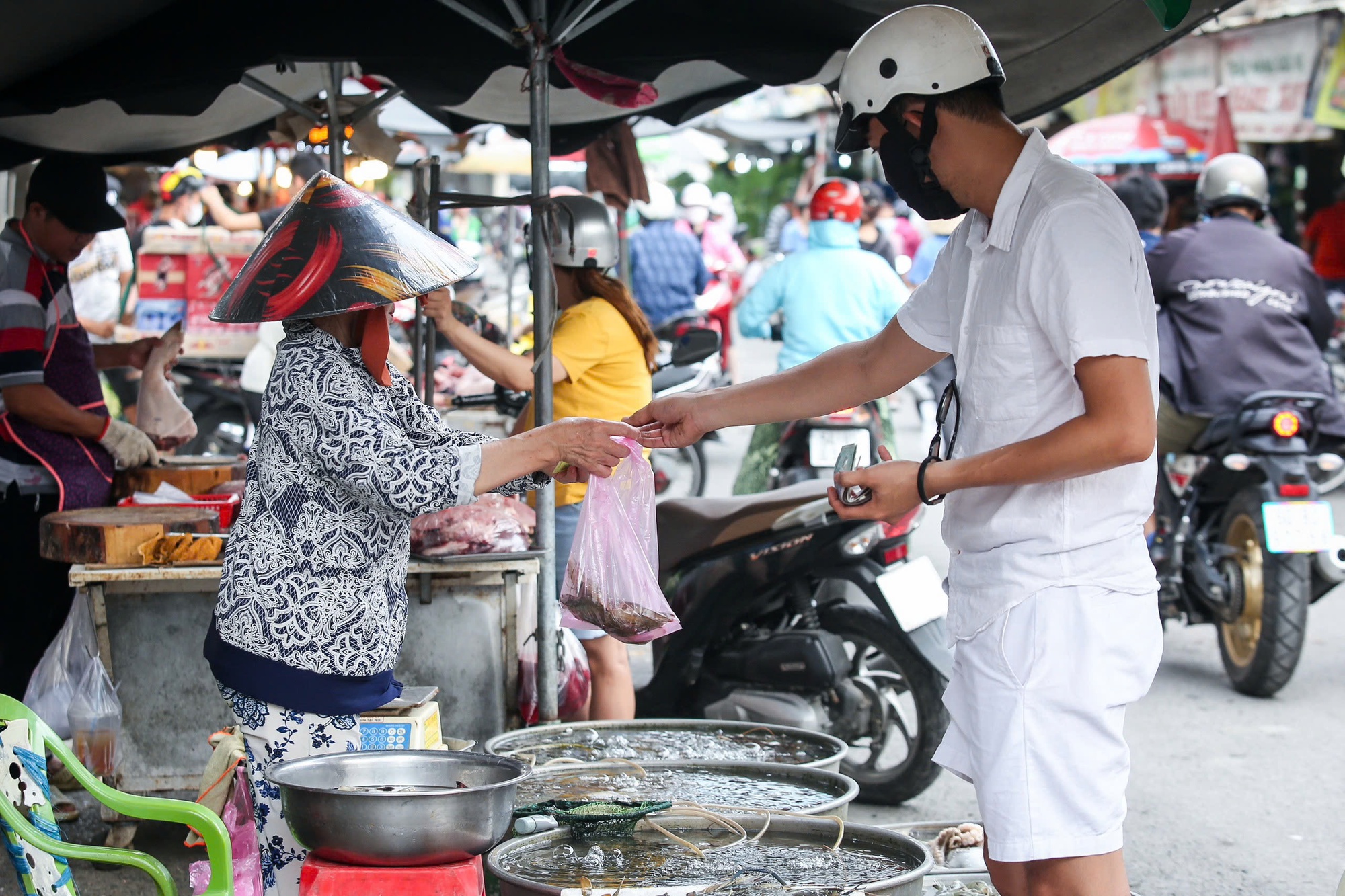 Nhiều hàng hóa đang âm thầm tăng giá- Ảnh 2. Nhiều hàng hóa đang âm thầm tăng giá- Ảnh 2.