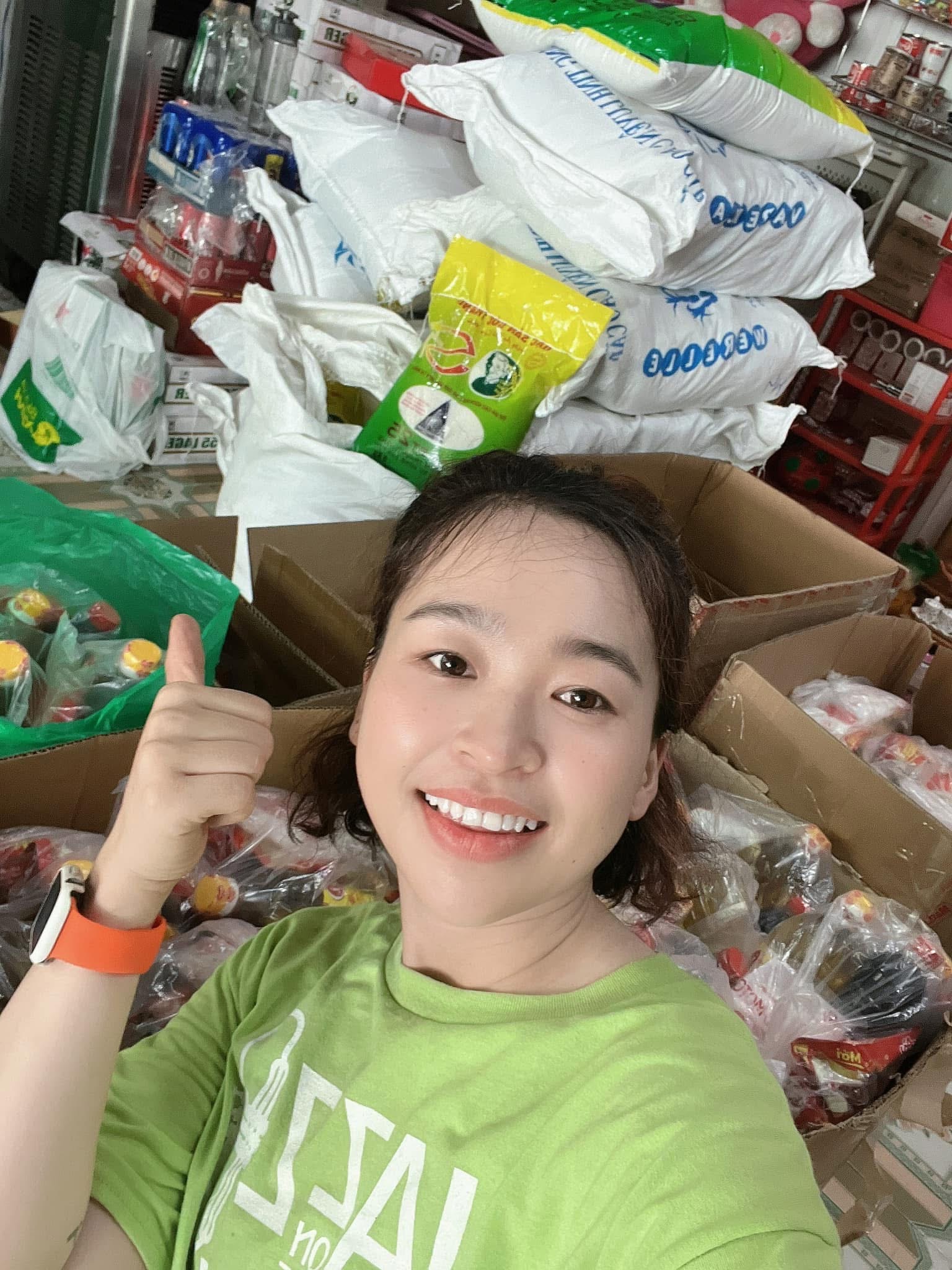 Chia sẻ phần ăn treo hỗ trợ người khó khăn tại tiệm bánh mì chị Trân - Ảnh 2.
